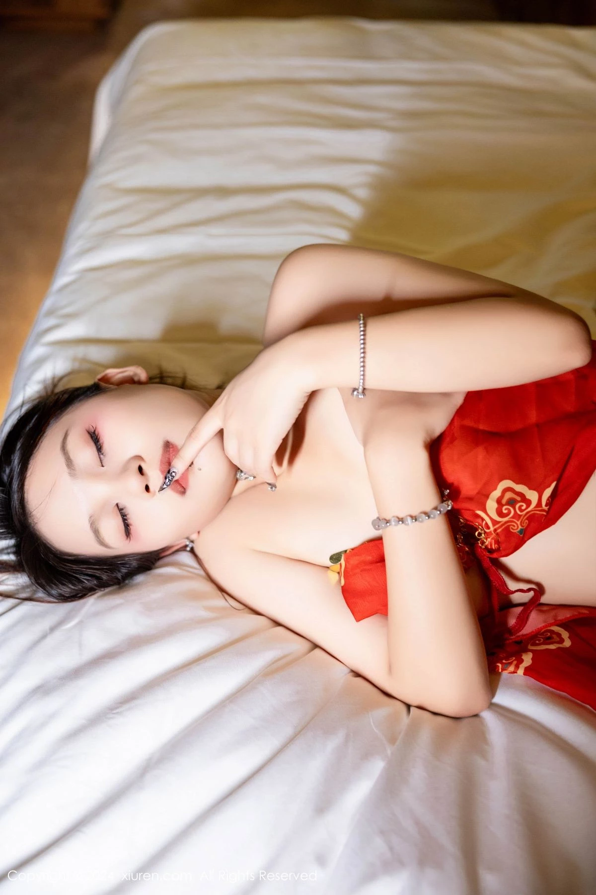 秀人集.com_[XiuRen秀人网]No.9323_模特吴婷婉性感红色古风服饰露红色情趣内衣秀曼妙身姿诱惑写真79P