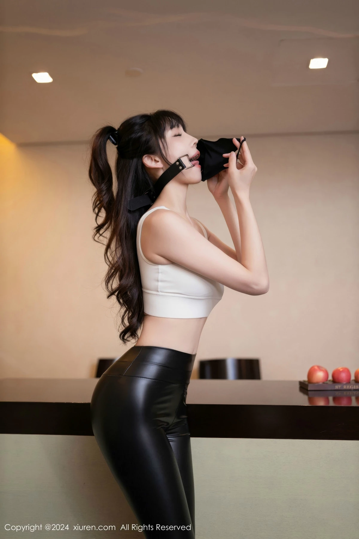 秀人集.com_[XiuRen秀人网]No.9377_模特陆萱萱性感白上衣配黑皮长裤露超薄黑丝秀翘臀美腿诱惑写真81P