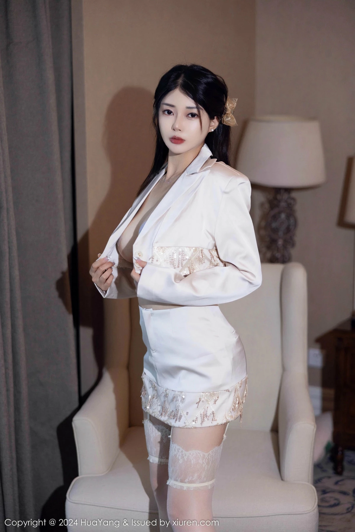 秀人集.com_[HuaYang花漾]Vol.615_模特凯竹Quinn性感白色短款服饰配白丝吊袜秀丰腴身姿诱惑写真76P