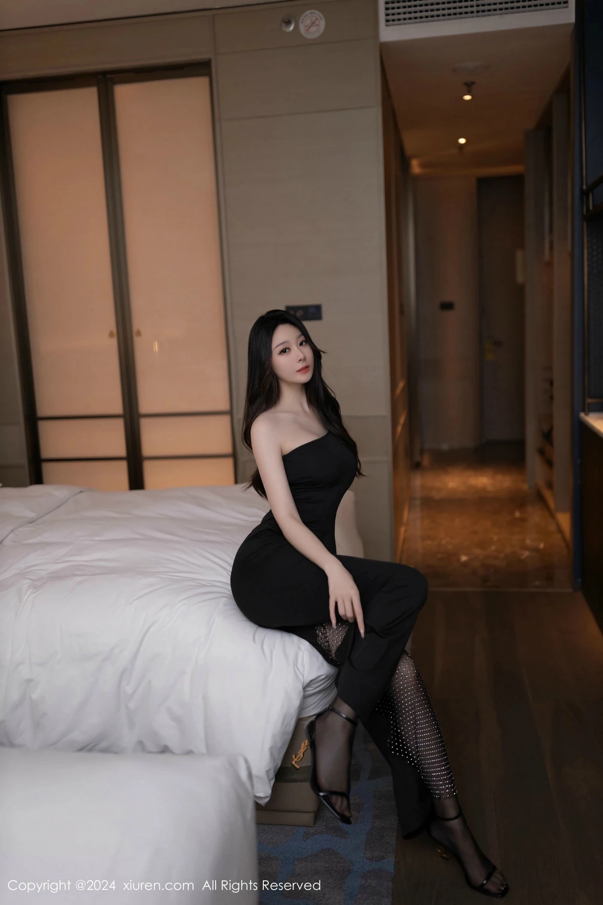 秀人集.com_[XiuRen秀人网]No.9386_模特小逗逗性感黑色连衣裙露黑色内衣配开档黑丝秀翘臀诱惑写真80P