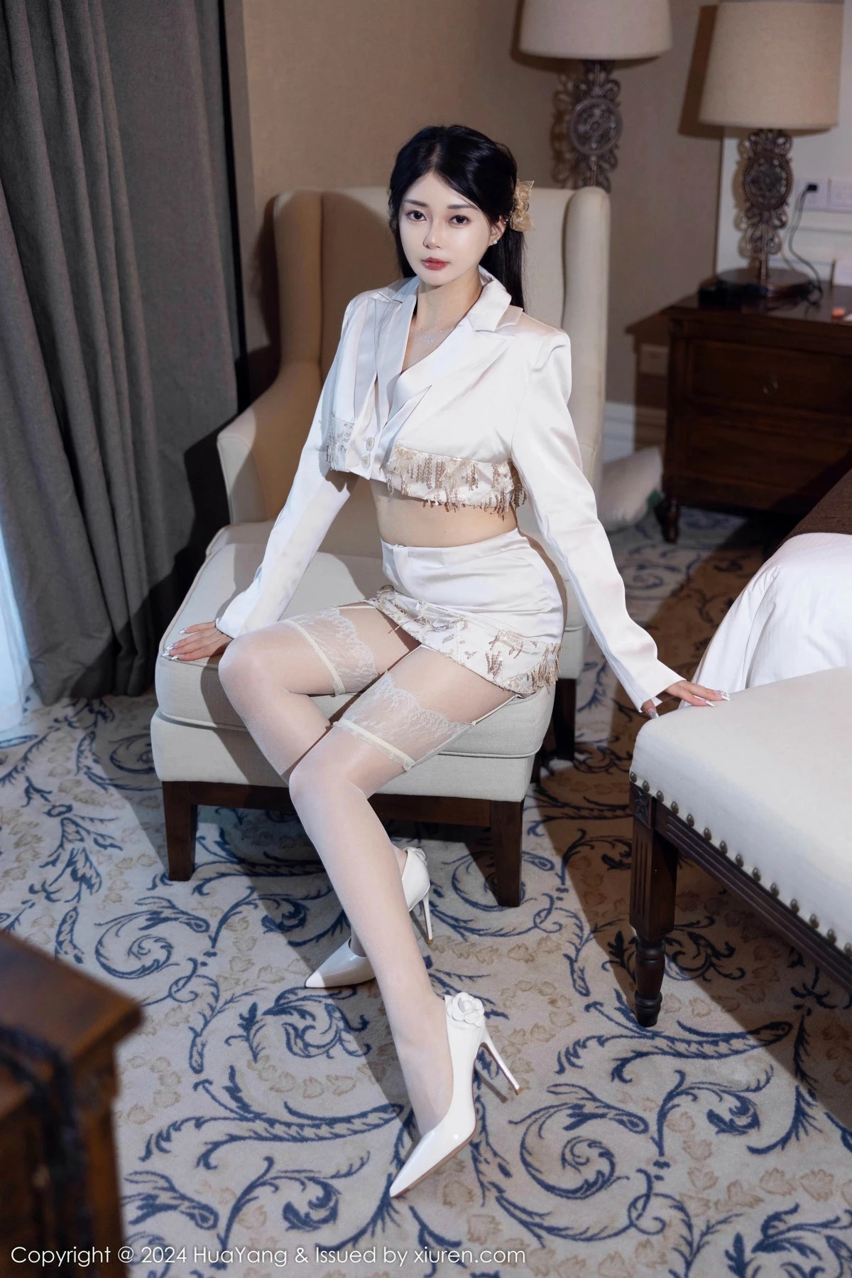 秀人集.com_[HuaYang花漾]Vol.615_模特凯竹Quinn性感白色短款服饰配白丝吊袜秀丰腴身姿诱惑写真76P