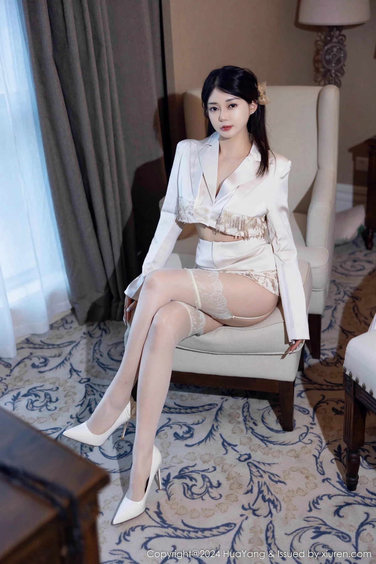秀人集.com_[HuaYang花漾]Vol.615_模特凯竹Quinn性感白色短款服饰配白丝吊袜秀丰腴身姿诱惑写真76P