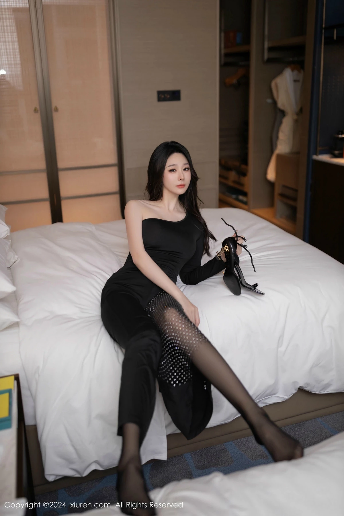 秀人集.com_[XiuRen秀人网]No.9386_模特小逗逗性感黑色连衣裙露黑色内衣配开档黑丝秀翘臀诱惑写真80P