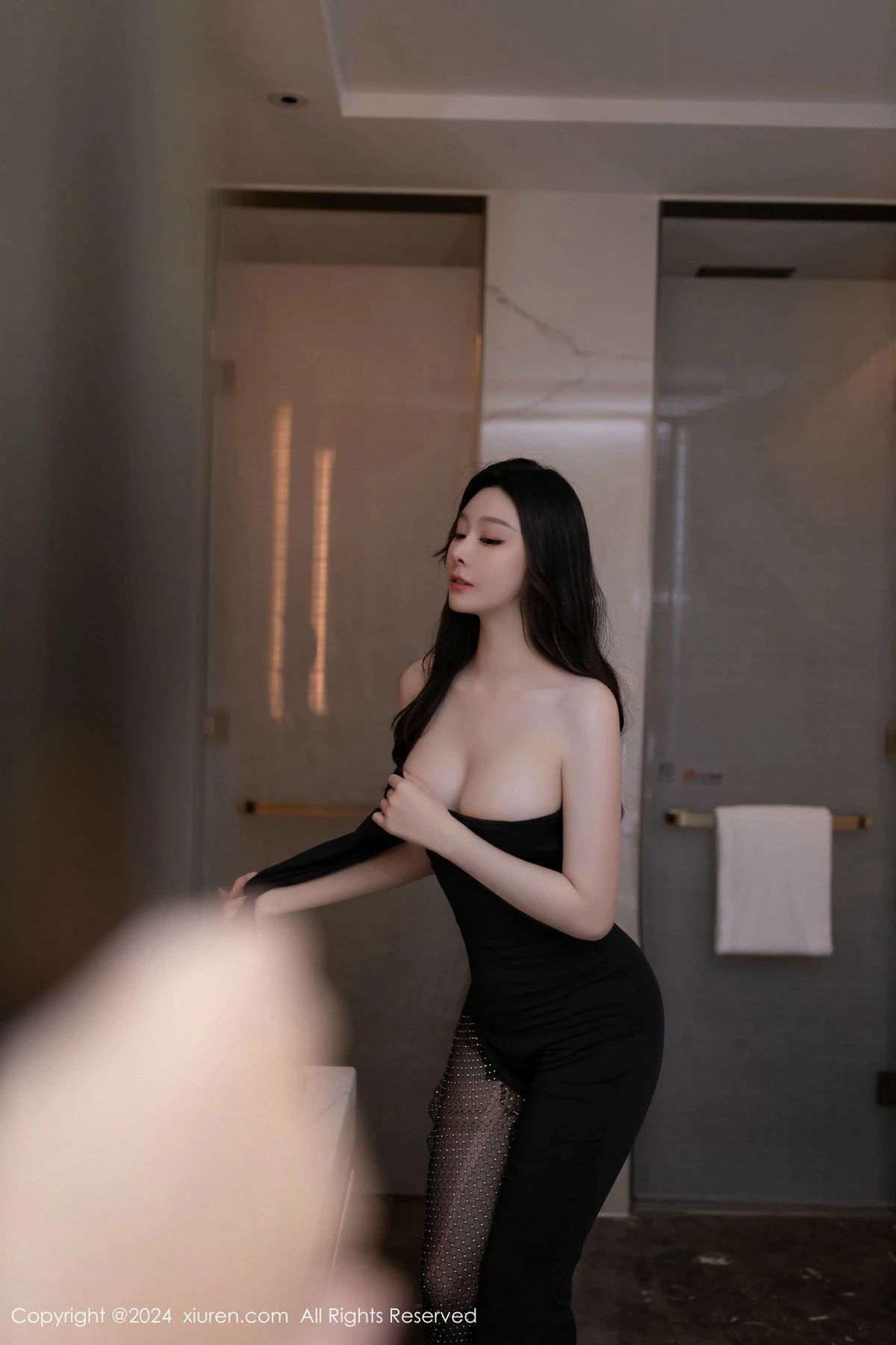 秀人集.com_[XiuRen秀人网]No.9386_模特小逗逗性感黑色连衣裙露黑色内衣配开档黑丝秀翘臀诱惑写真80P