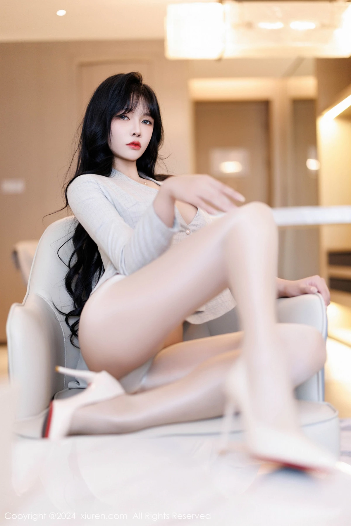秀人集.com_[XiuRen秀人网]No.9398_模特娜比性感浅色OL服饰配闪亮无内肉丝秀凹凸身材惹火诱惑写真100P