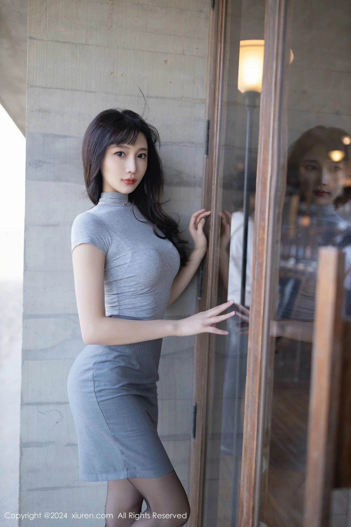 秀人集.com_[XiuRen秀人网]No.9450_模特陆萱萱性感灰色OL服饰露红色内衣配开档黑丝极致魅惑写真80P