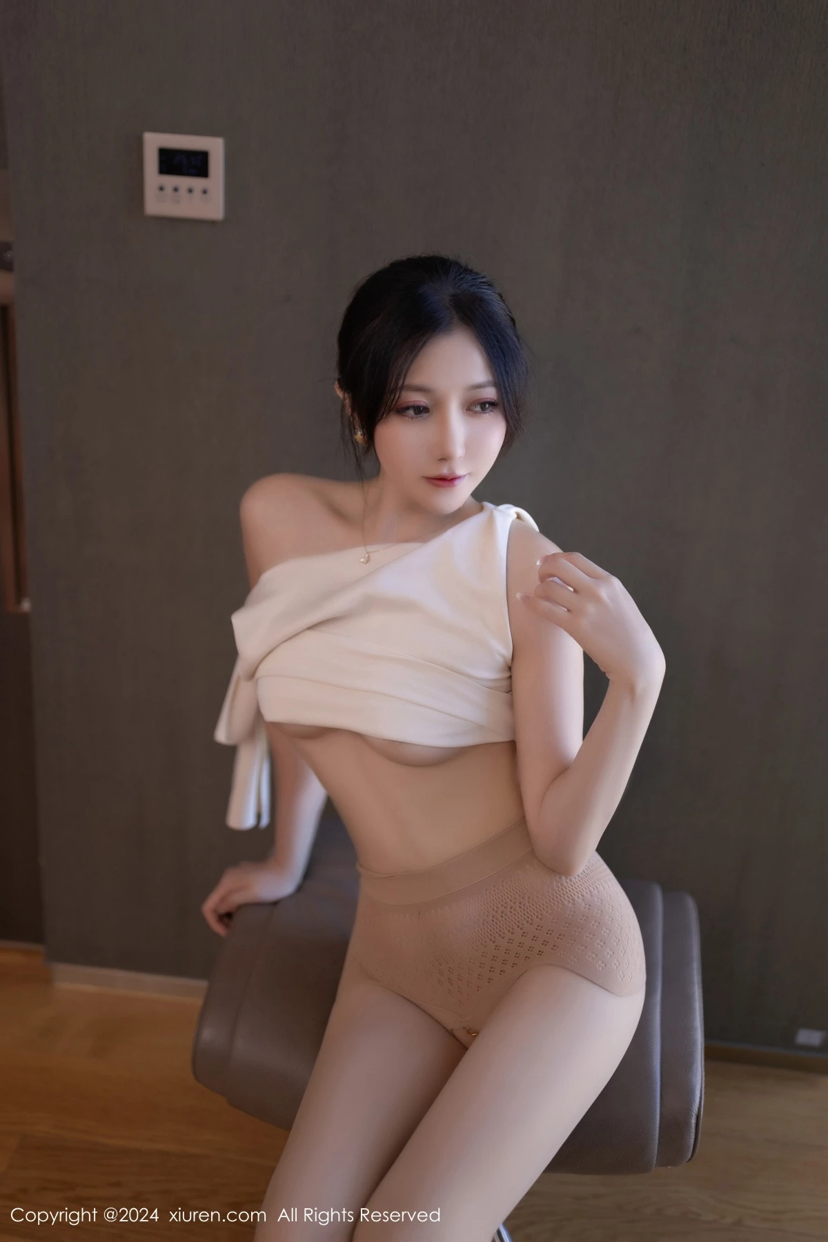 秀人集.com_[XiuRen秀人网]No.9457_模特鱼子酱Fish职场主题浅色服饰配超薄肉丝秀曼妙身姿诱惑写真80P