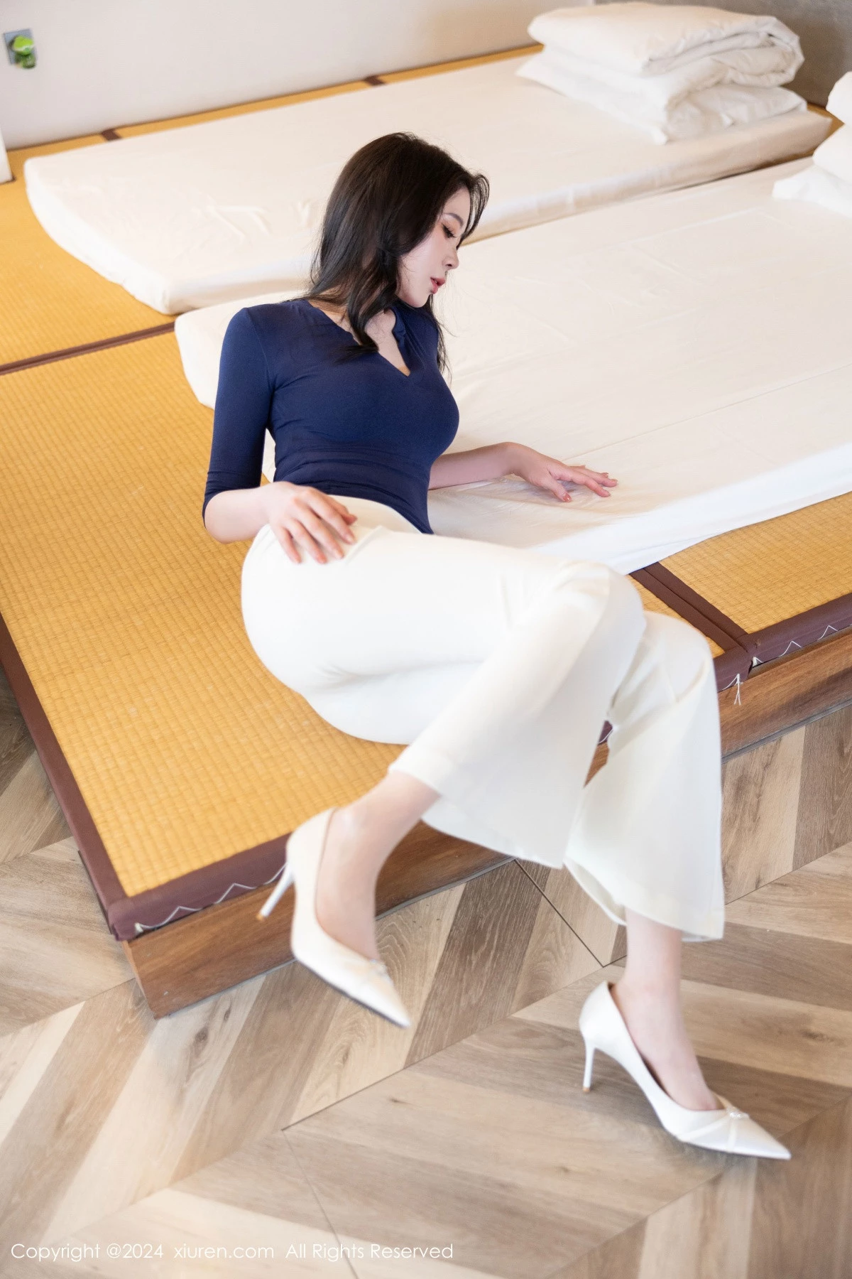 秀人集.com_[XiuRen秀人网]No.9355_模特梦心玥性感深蓝V领露蓝色蕾丝内衣秀高挑曼妙身姿诱惑写真83P