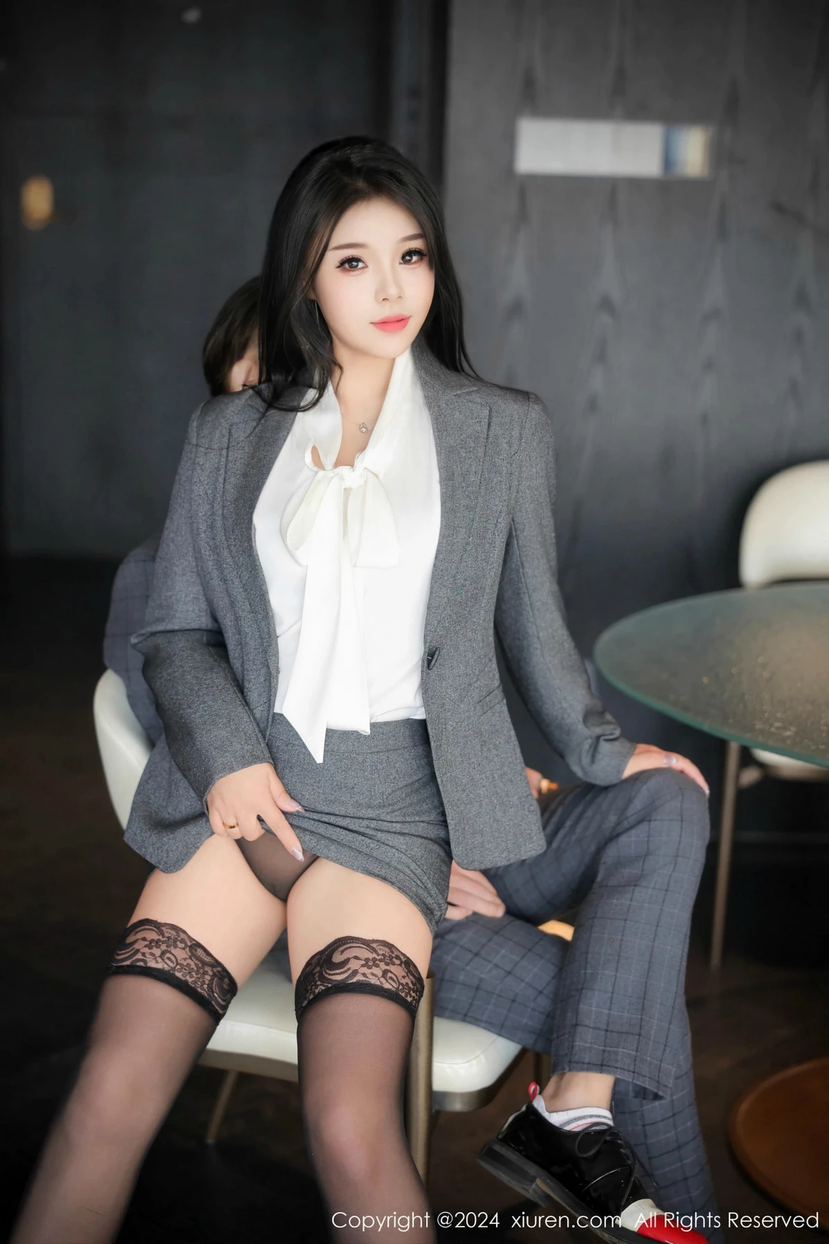 秀人集.com_[XiuRen秀人网]No.9515_模特麦田灰色OL职业装露白色上衣配黑丝袜秀曼妙身姿诱惑写真82P