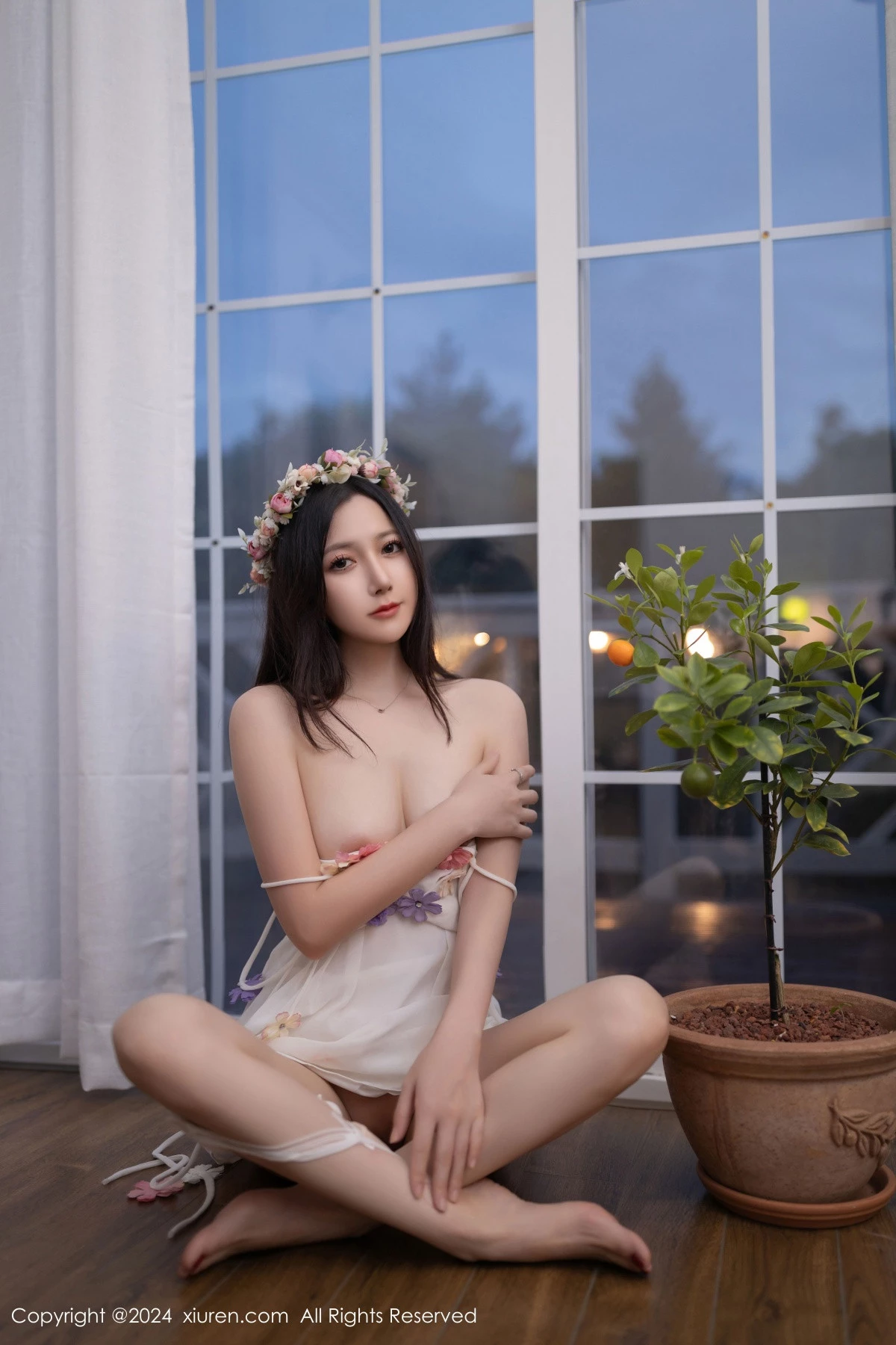 秀人集.com_[XiuRen秀人网]No.9531_模特鱼子酱Fish花朵主题白色吊带配原色丝袜秀曼妙身姿诱惑写真80P