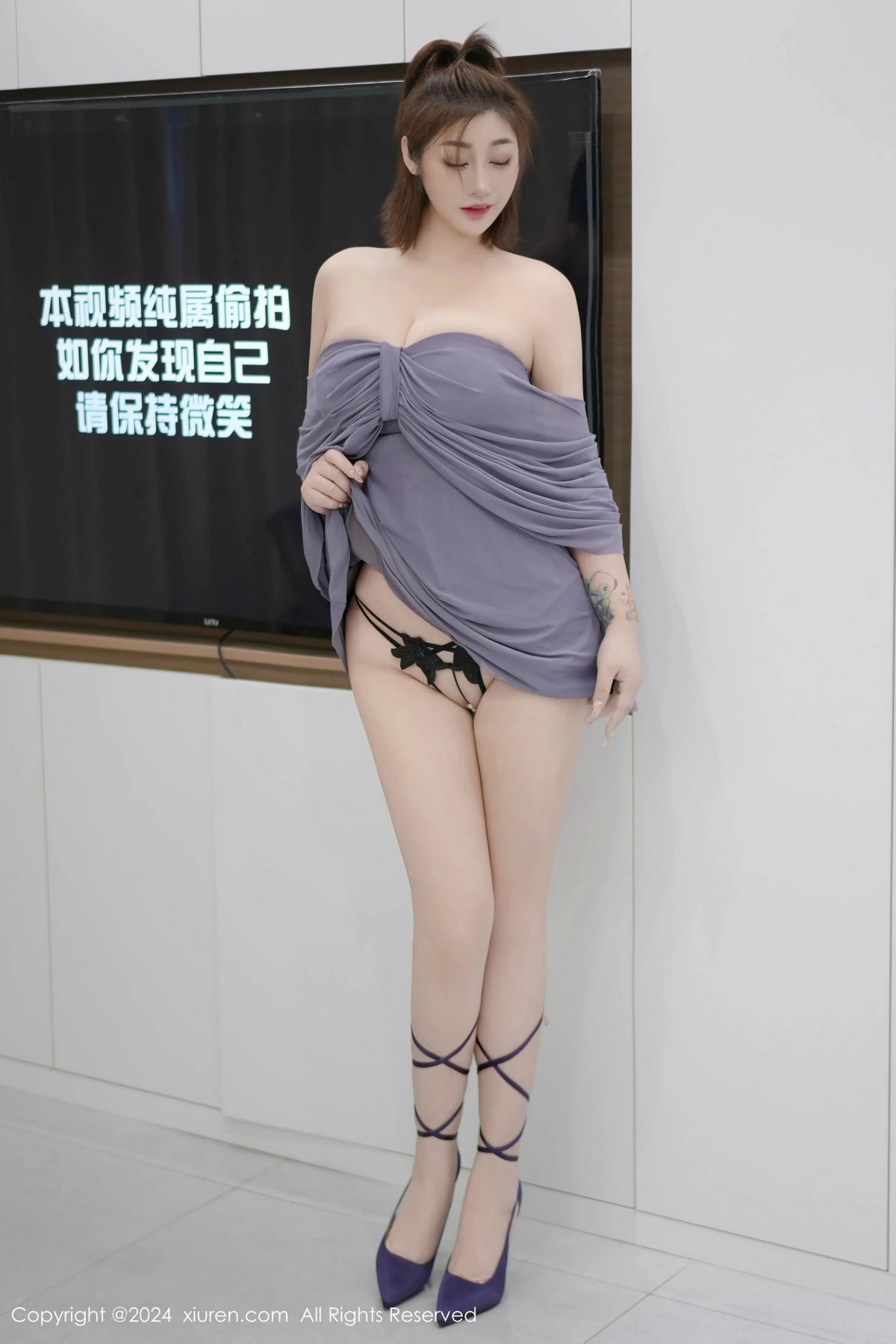 秀人集.com_[XiuRen秀人网]No.9525_女神妲己_Toxic性感灰色连衣裙露白色珍珠内衣秀丰腴身材诱惑写真70P