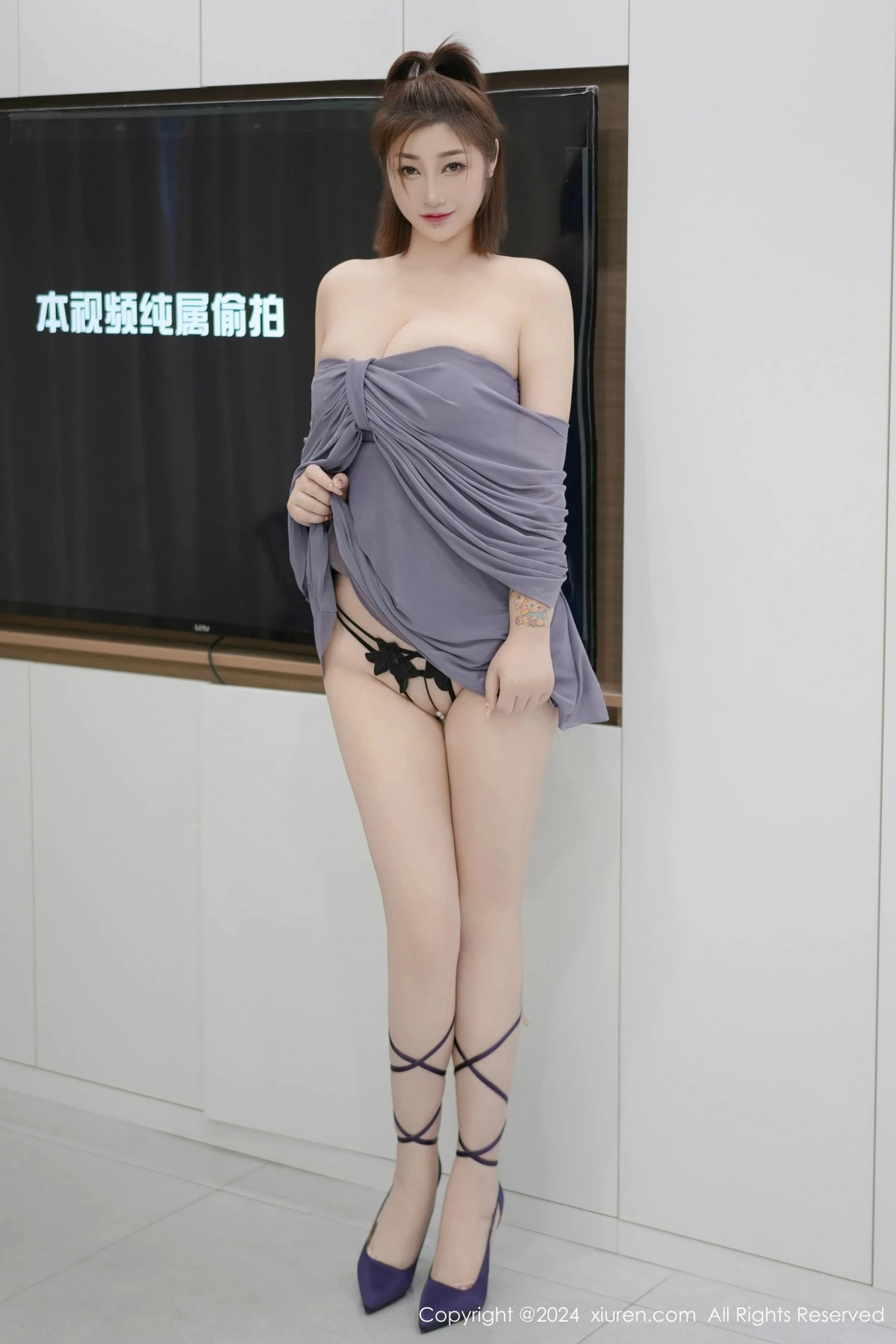 秀人集.com_[XiuRen秀人网]No.9525_女神妲己_Toxic性感灰色连衣裙露白色珍珠内衣秀丰腴身材诱惑写真70P