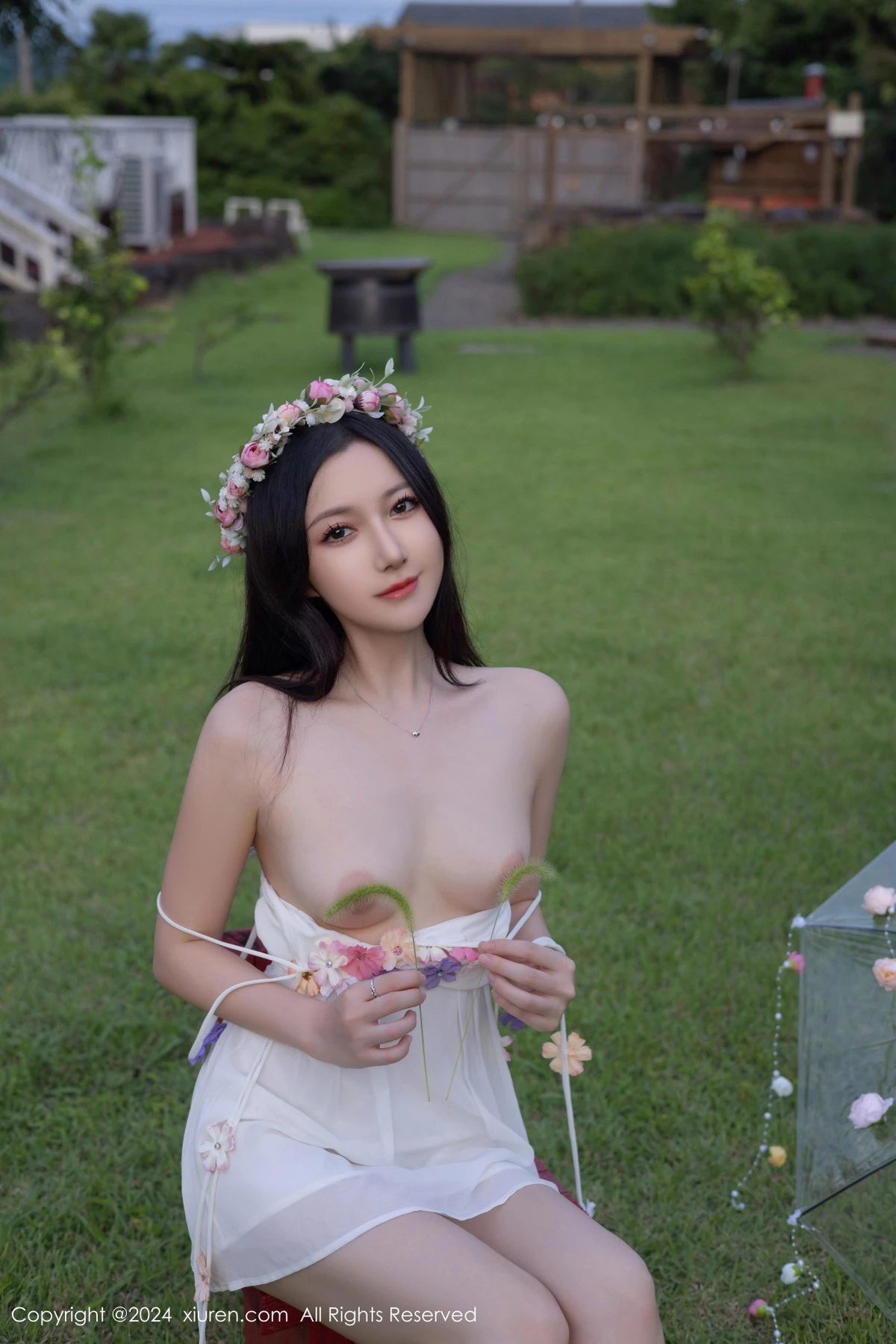 秀人集.com_[XiuRen秀人网]No.9531_模特鱼子酱Fish花朵主题白色吊带配原色丝袜秀曼妙身姿诱惑写真80P