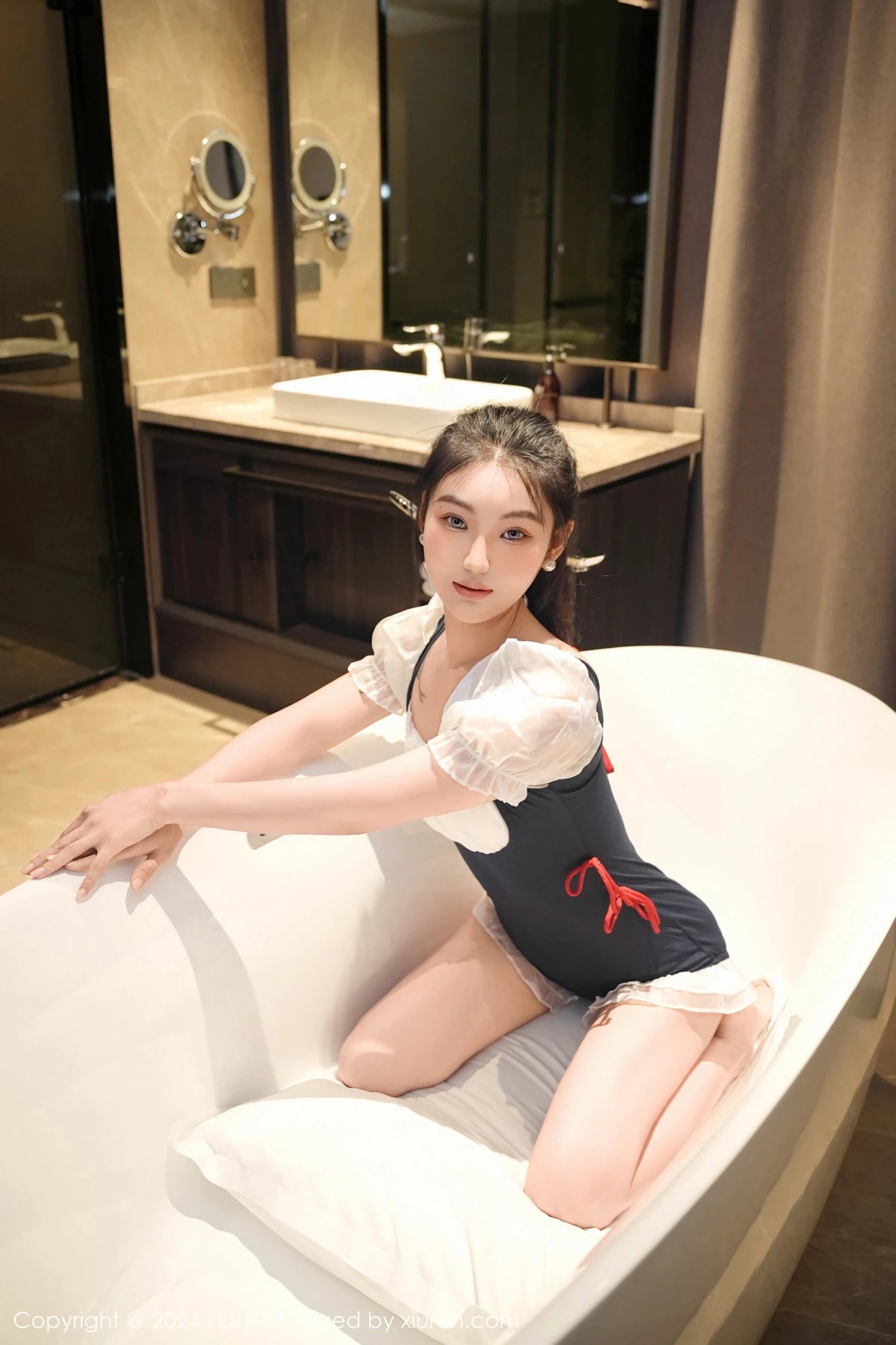 秀人集.com_[FeiLin嗲囡囡]VOL.491_模特希恬儿私房浴室性感拼色连衣短裙秀翘臀美腿撩人诱惑写真60P