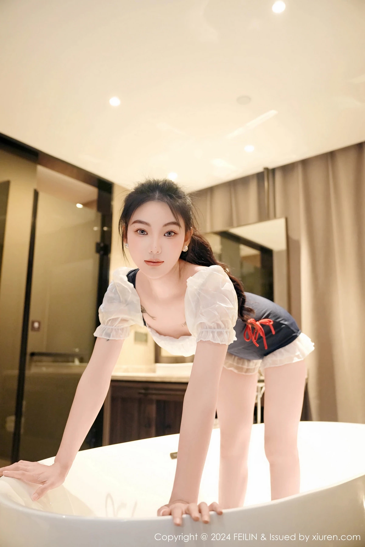 秀人集.com_[FeiLin嗲囡囡]VOL.491_模特希恬儿私房浴室性感拼色连衣短裙秀翘臀美腿撩人诱惑写真60P