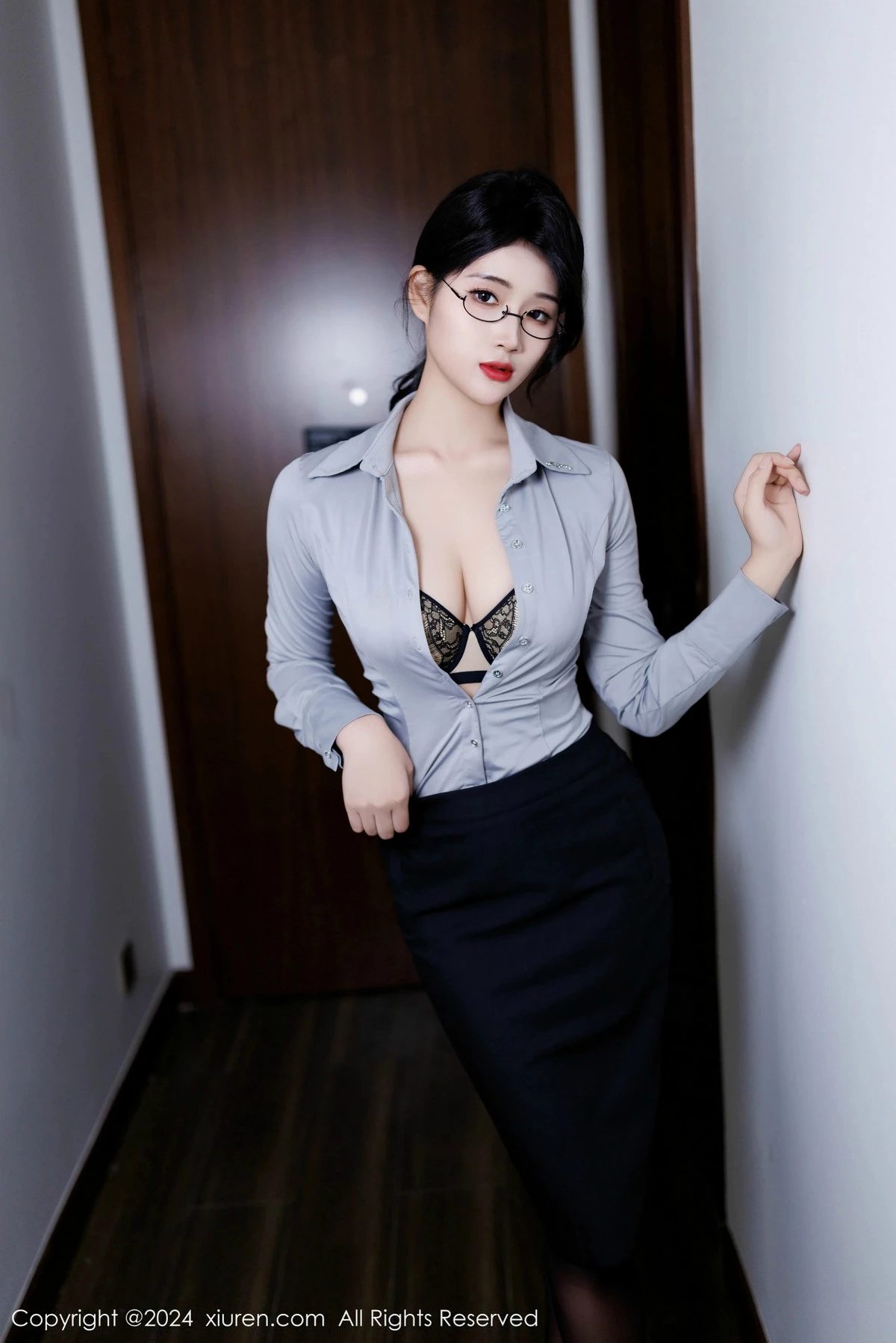 秀人集.com_[XiuRen秀人网]No.9567_新人模特南乔灰色OL服饰露性感内衣配黑丝吊袜秀美腿诱惑写真90P