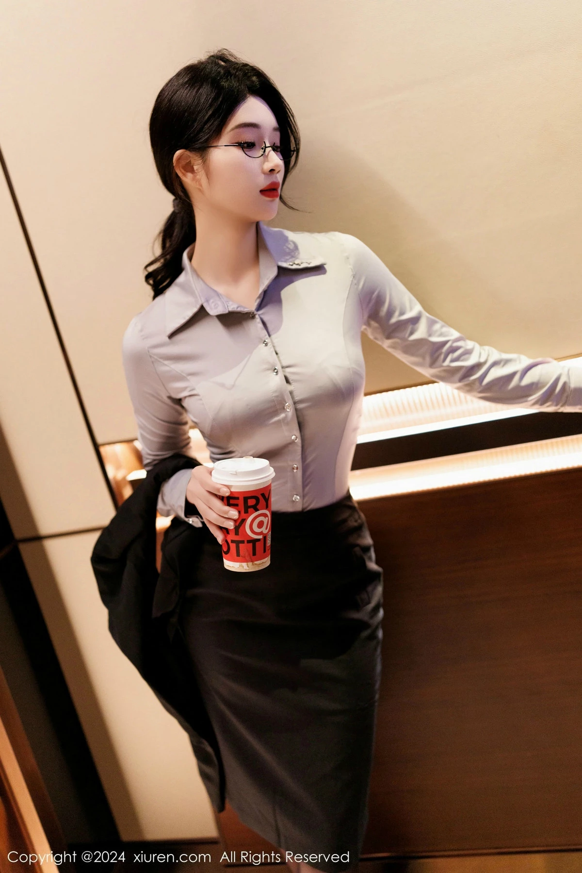 秀人集.com_[XiuRen秀人网]No.9567_新人模特南乔灰色OL服饰露性感内衣配黑丝吊袜秀美腿诱惑写真90P