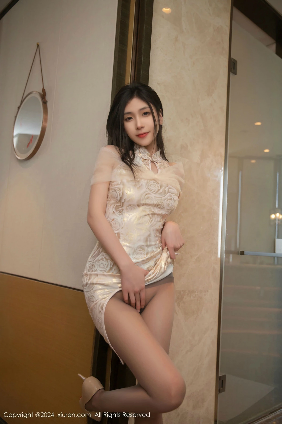 秀人集.com_[XiuRen秀人网]No.9583_模特刘婷婷性感浅色旗袍配超薄无内灰丝秀翘臀美腿完美诱惑写真80P