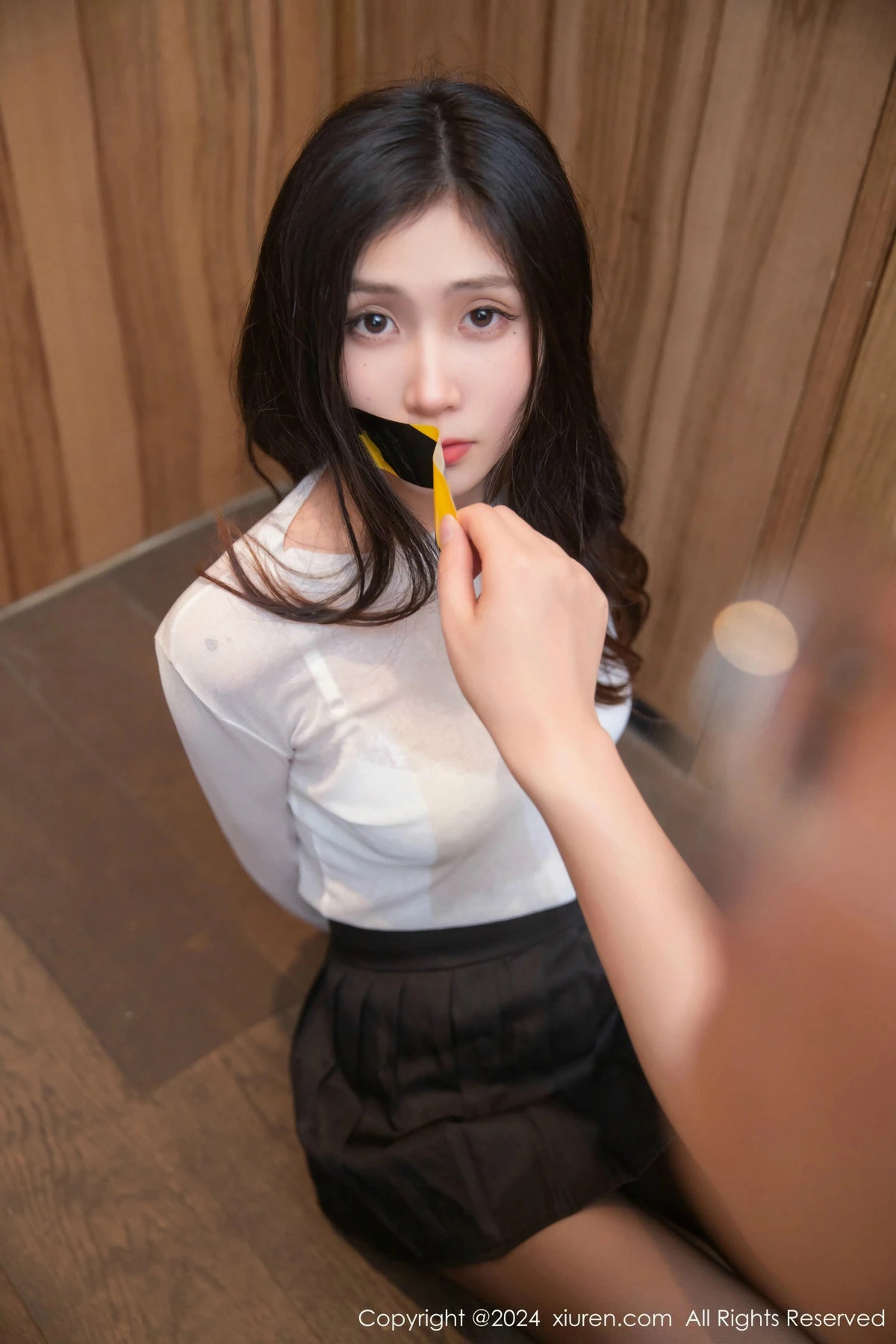 秀人集.com_[XiuRen秀人网]No.9481_模特刘婷婷性感白色上衣配黑短裙露超薄黑丝秀曼妙身姿迷人写真80P