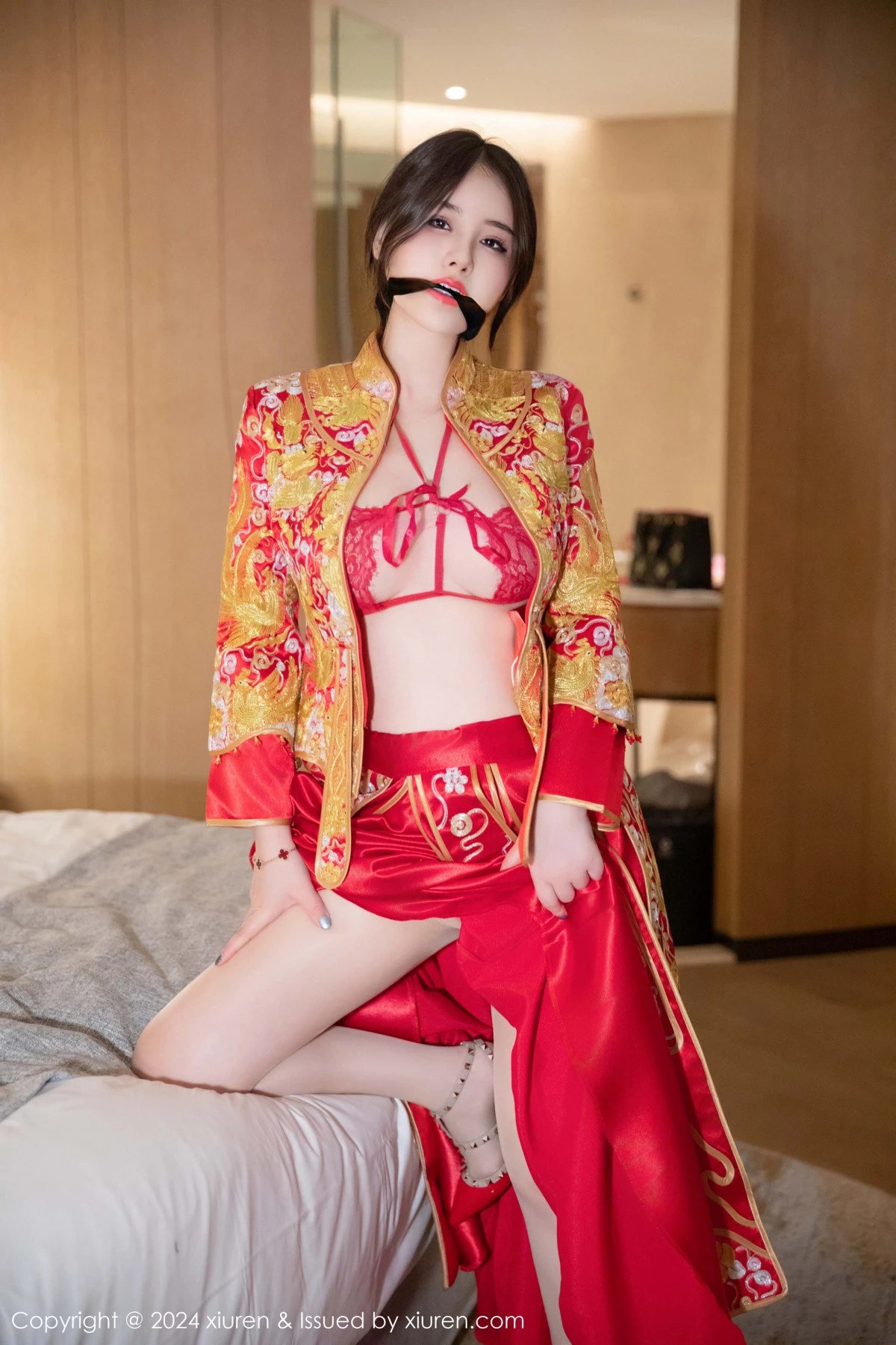 秀人集.com_[XiuRen秀人网]No.9494_模特诗诗kiki性感红色新娘服饰露红色内衣秀惹火身材诱惑写真83P