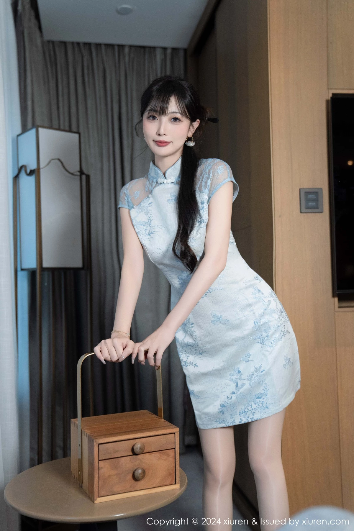 秀人集.com_[XiuRen秀人网]No.9487_模特林星阑性感浅色短旗袍露白色内衣配超薄肉丝秀美腿诱惑写真82P