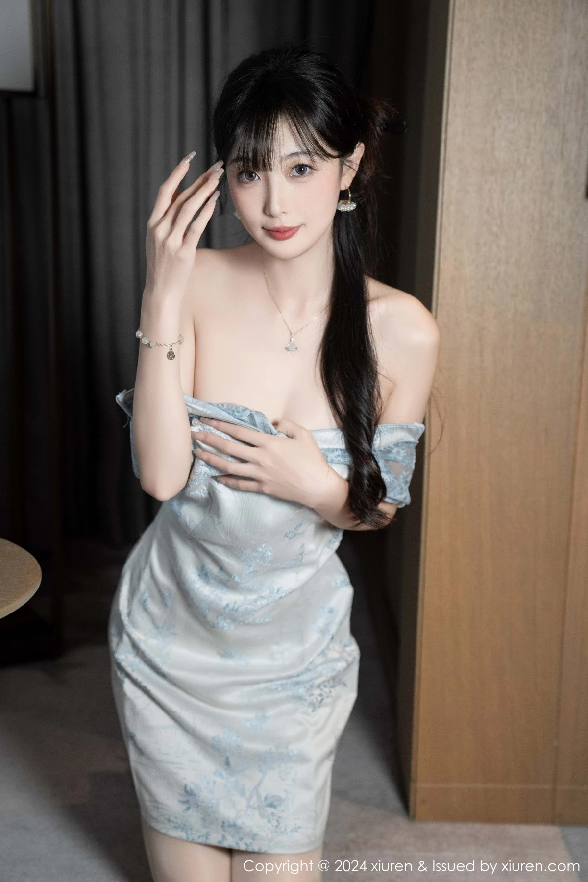 秀人集.com_[XiuRen秀人网]No.9487_模特林星阑性感浅色短旗袍露白色内衣配超薄肉丝秀美腿诱惑写真82P