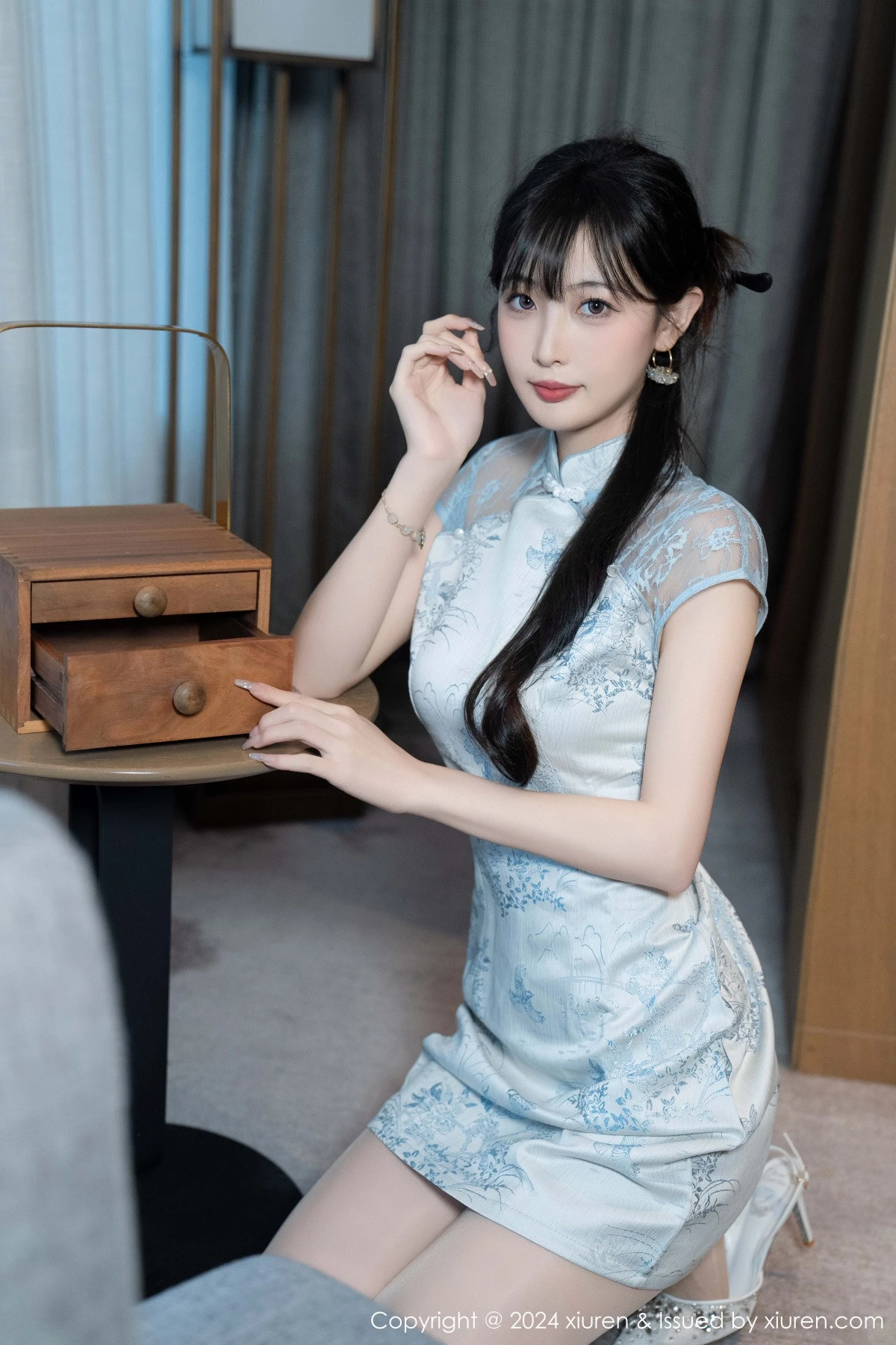 秀人集.com_[XiuRen秀人网]No.9487_模特林星阑性感浅色短旗袍露白色内衣配超薄肉丝秀美腿诱惑写真82P