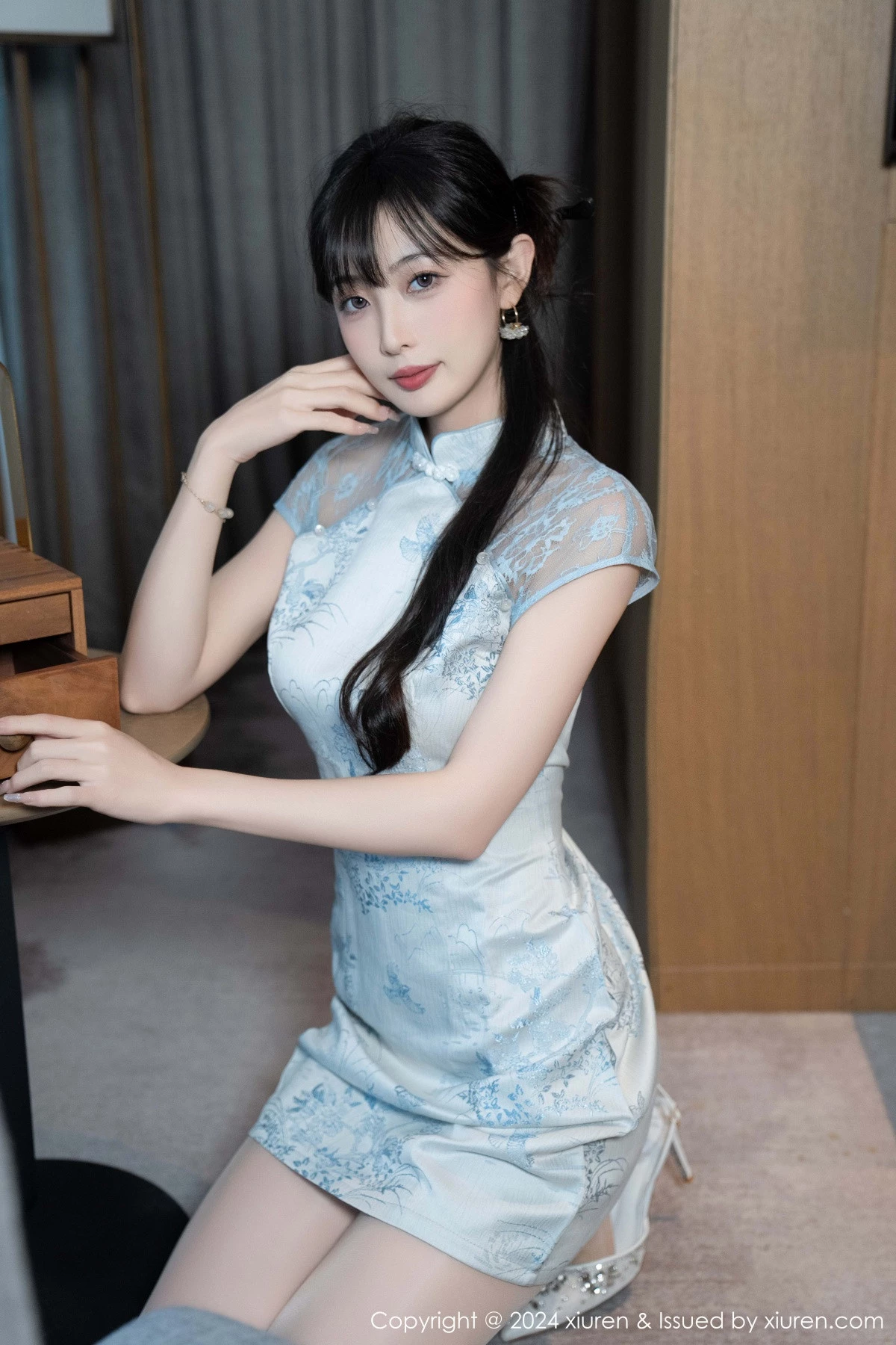 秀人集.com_[XiuRen秀人网]No.9487_模特林星阑性感浅色短旗袍露白色内衣配超薄肉丝秀美腿诱惑写真82P