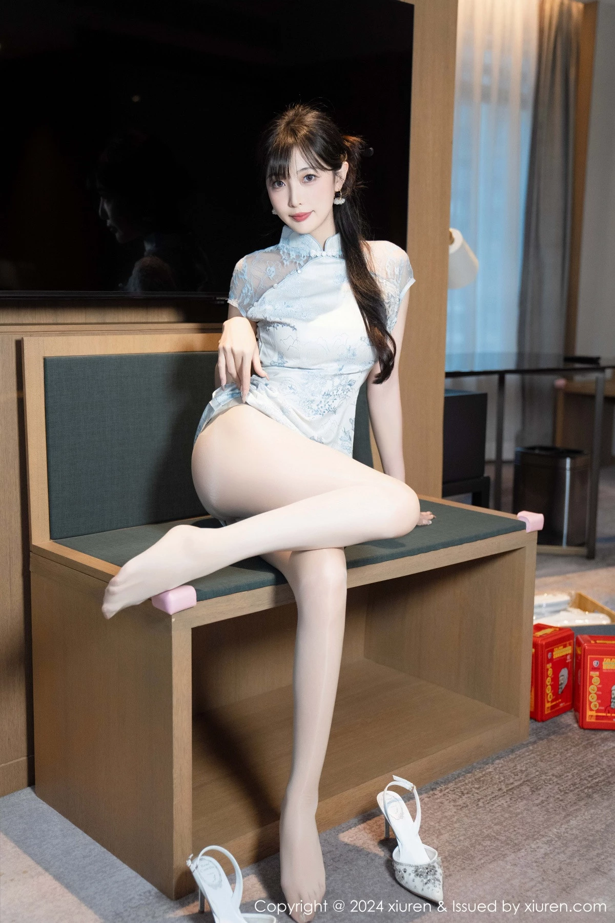秀人集.com_[XiuRen秀人网]No.9487_模特林星阑性感浅色短旗袍露白色内衣配超薄肉丝秀美腿诱惑写真82P