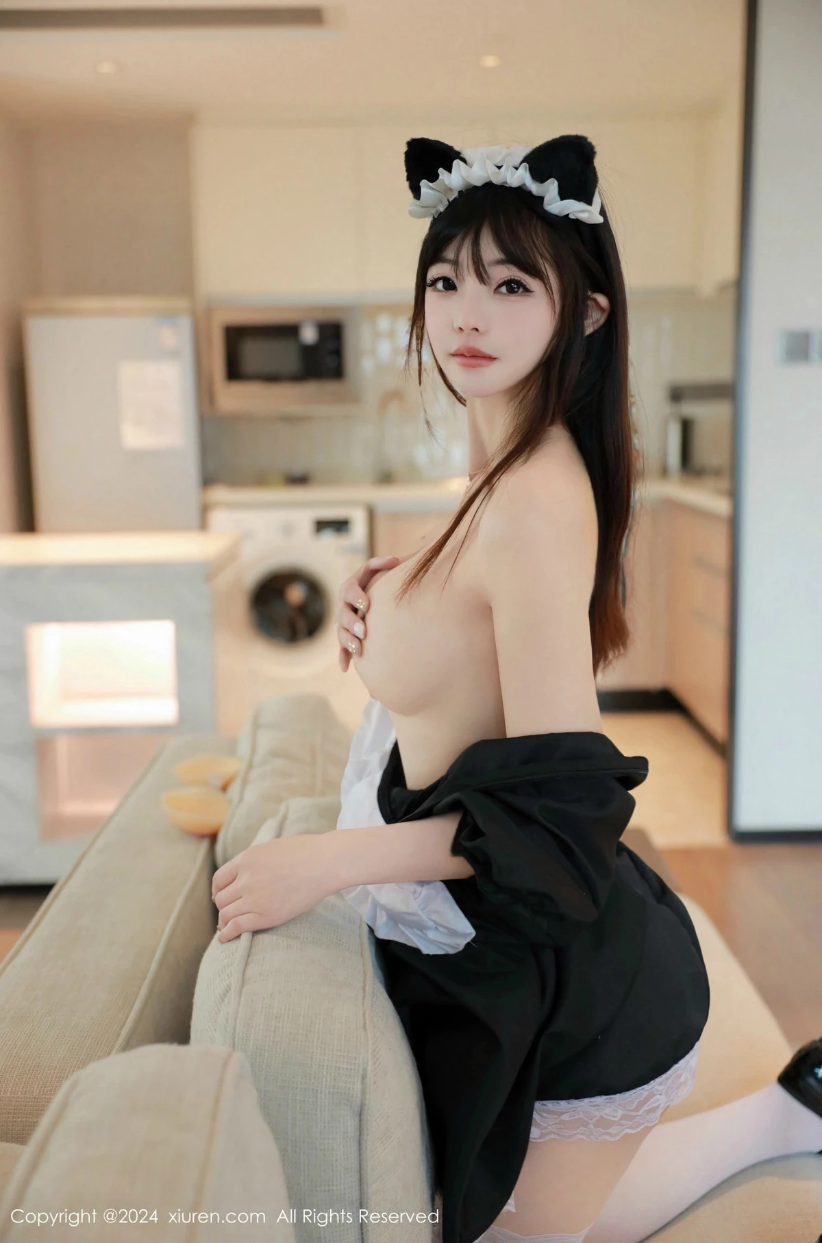 秀人集.com_[XiuRen秀人网]No.9686_模特佘贝拉Bella性感黑白女仆装配白色丝袜秀完美身材诱惑写真82P