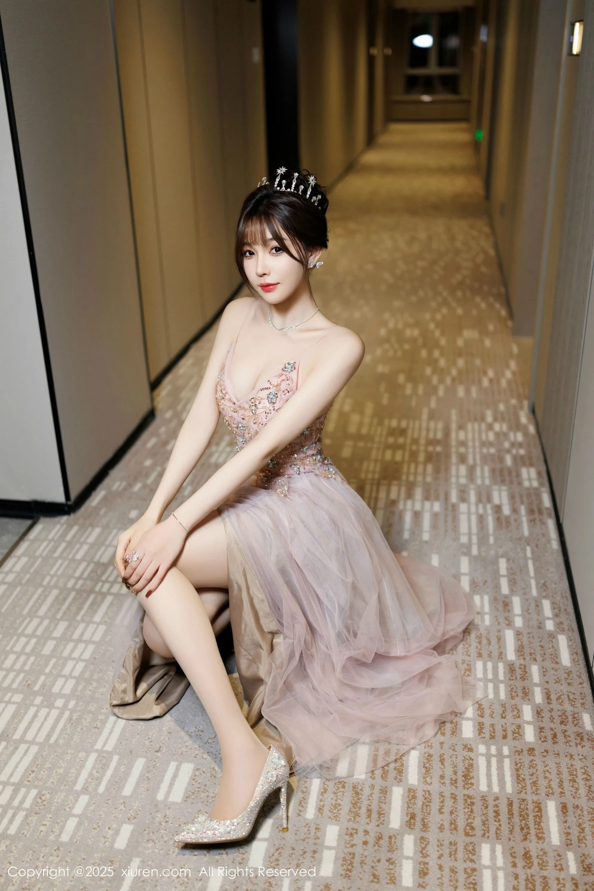 秀人集.com_[XiuRen秀人网]No.9699_女神徐莉芝Booty性感碎花连衣裙配超薄肉丝秀完美身材诱惑写真100P