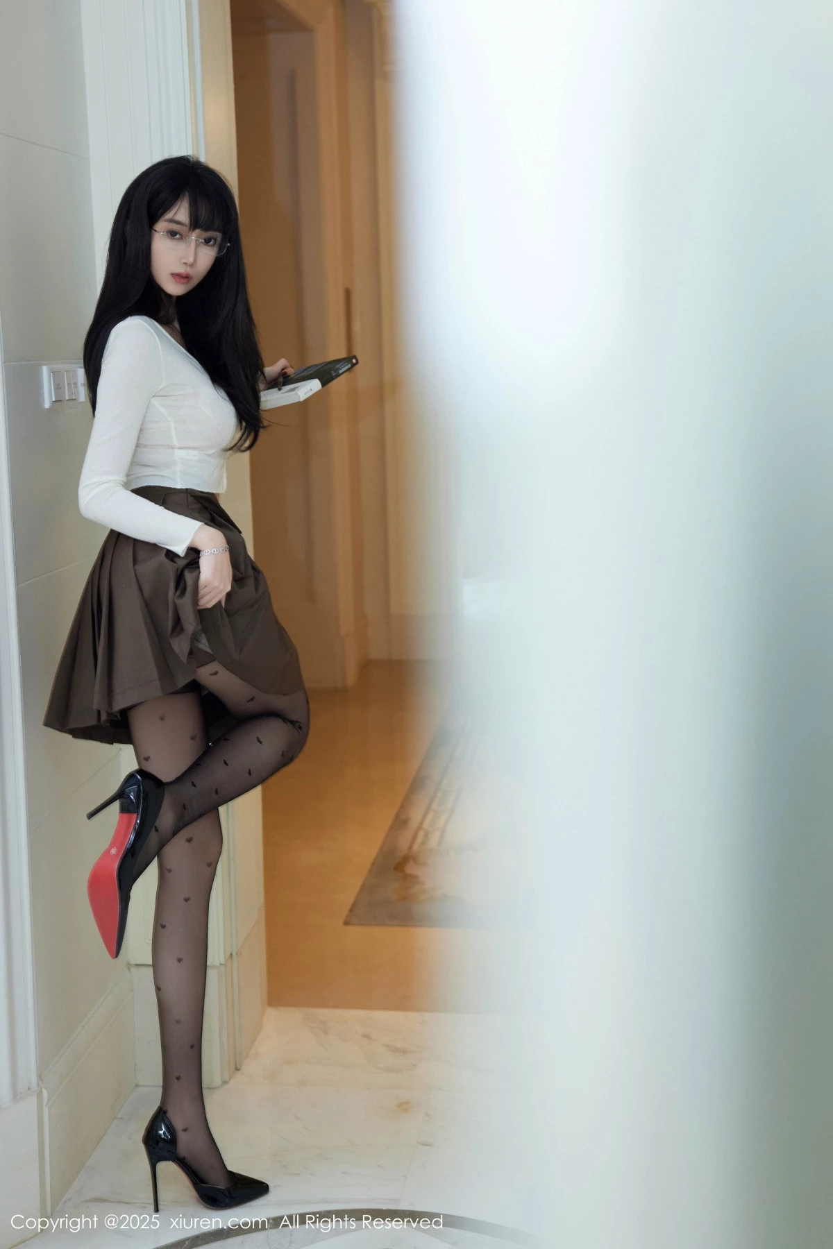 秀人集.com_[XiuRen秀人网]No.9737_模特玥儿玥er私房性感深色短裙配超薄黑丝秀翘臀美腿诱惑写真82P