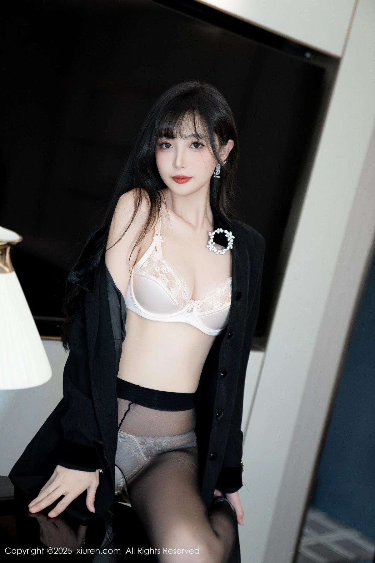 秀人集.com_[XiuRen秀人网]No.9918_模特樱桃小阑子黑色外套露性感内衣配开档黑丝秀曼妙身姿诱惑写真99P