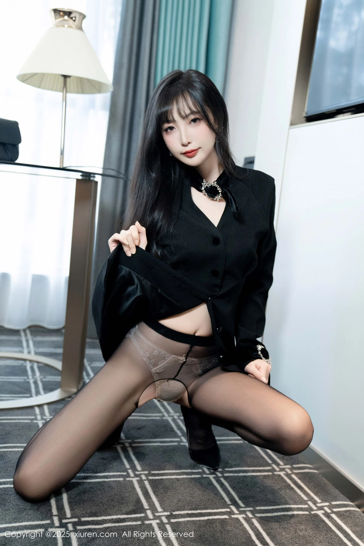 秀人集.com_[XiuRen秀人网]No.9918_模特樱桃小阑子黑色外套露性感内衣配开档黑丝秀曼妙身姿诱惑写真99P