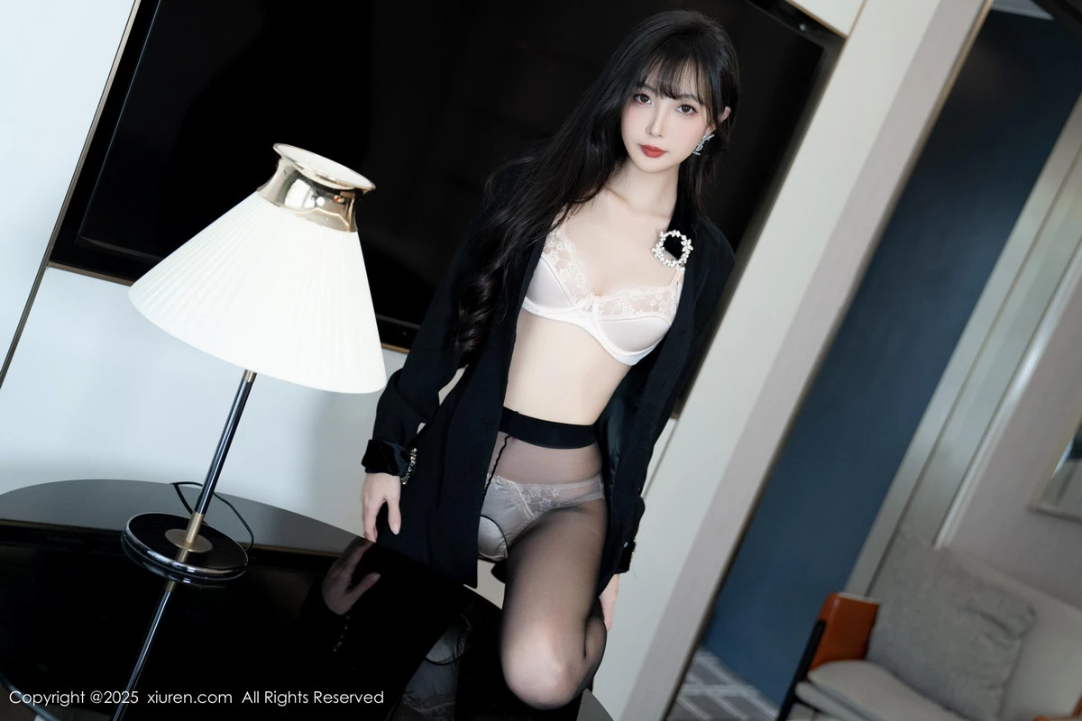 秀人集.com_[XiuRen秀人网]No.9918_模特樱桃小阑子黑色外套露性感内衣配开档黑丝秀曼妙身姿诱惑写真99P