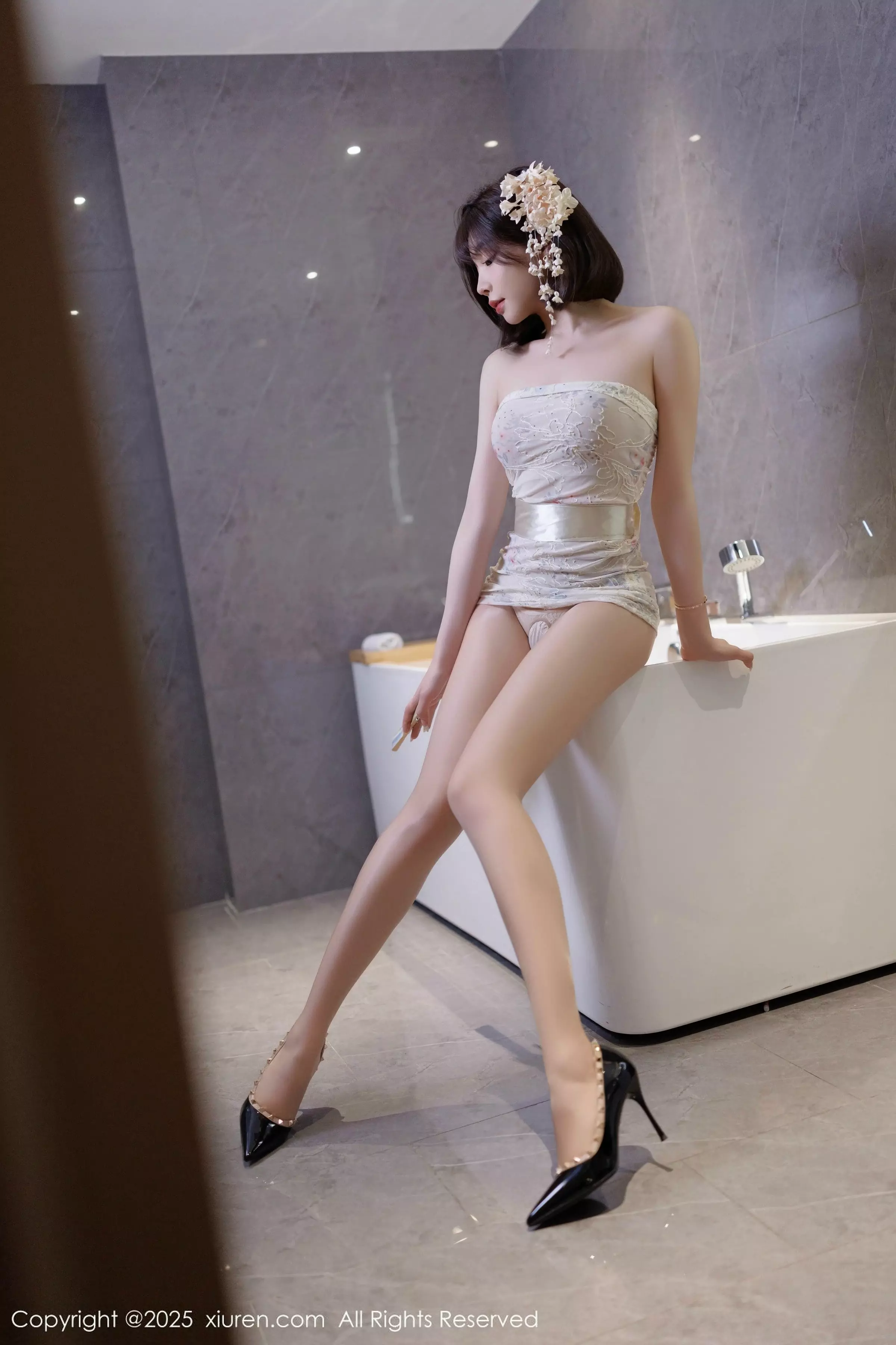 秀人集.com_[XiuRen秀人网]No.10048_女神徐莉芝Booty性感白色上衣配黑色短裙秀曼妙身姿诱惑写真82P