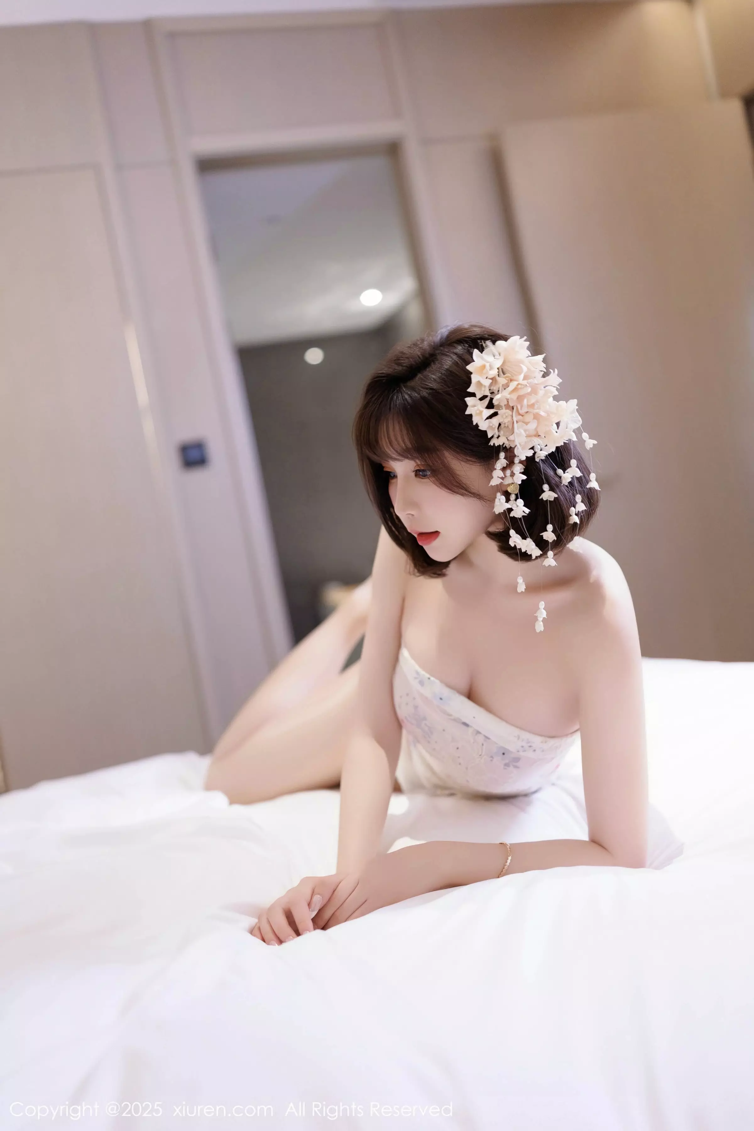 秀人集.com_[XiuRen秀人网]No.10048_女神徐莉芝Booty性感白色上衣配黑色短裙秀曼妙身姿诱惑写真82P