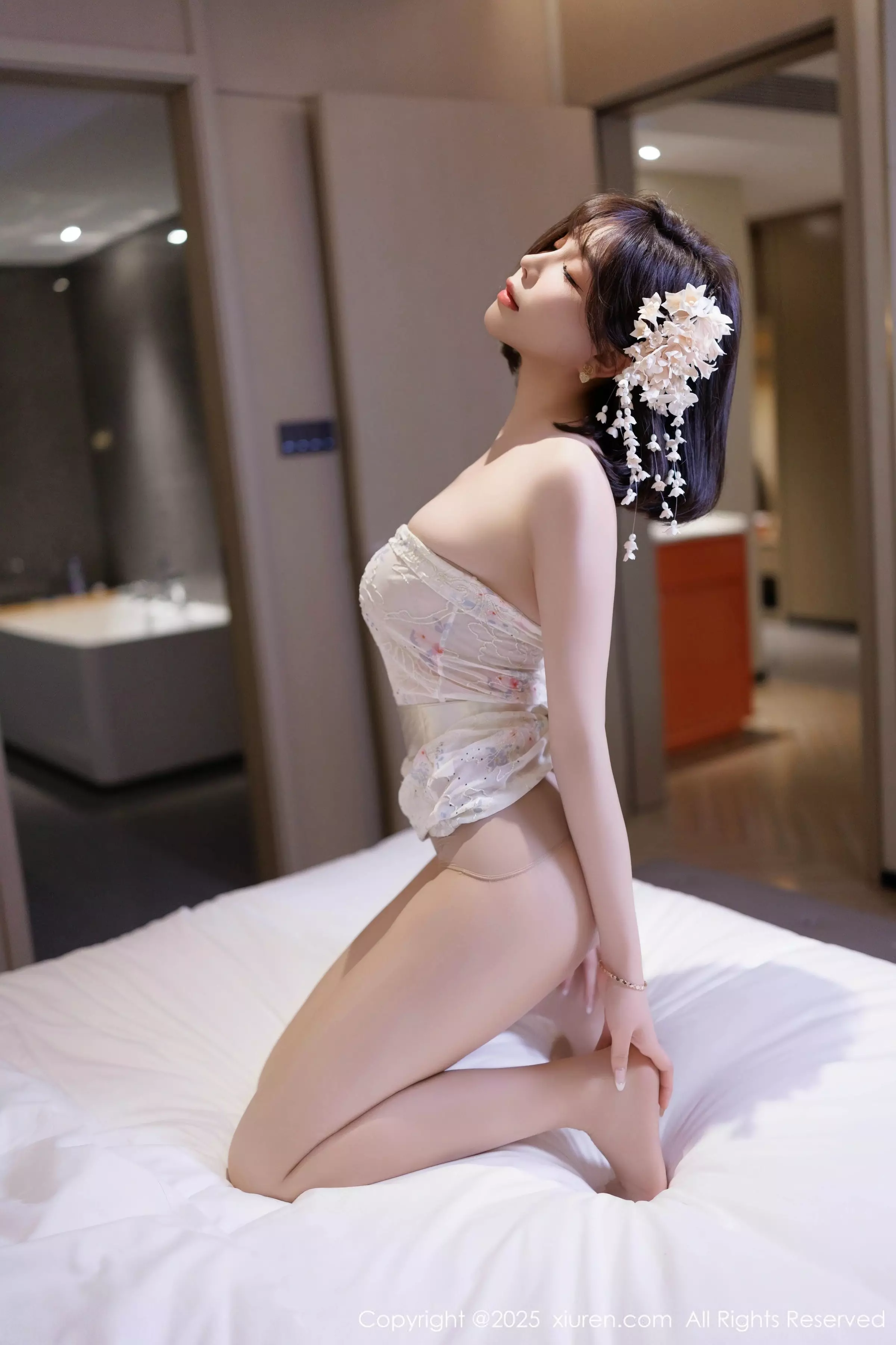 秀人集.com_[XiuRen秀人网]No.10048_女神徐莉芝Booty性感白色上衣配黑色短裙秀曼妙身姿诱惑写真82P