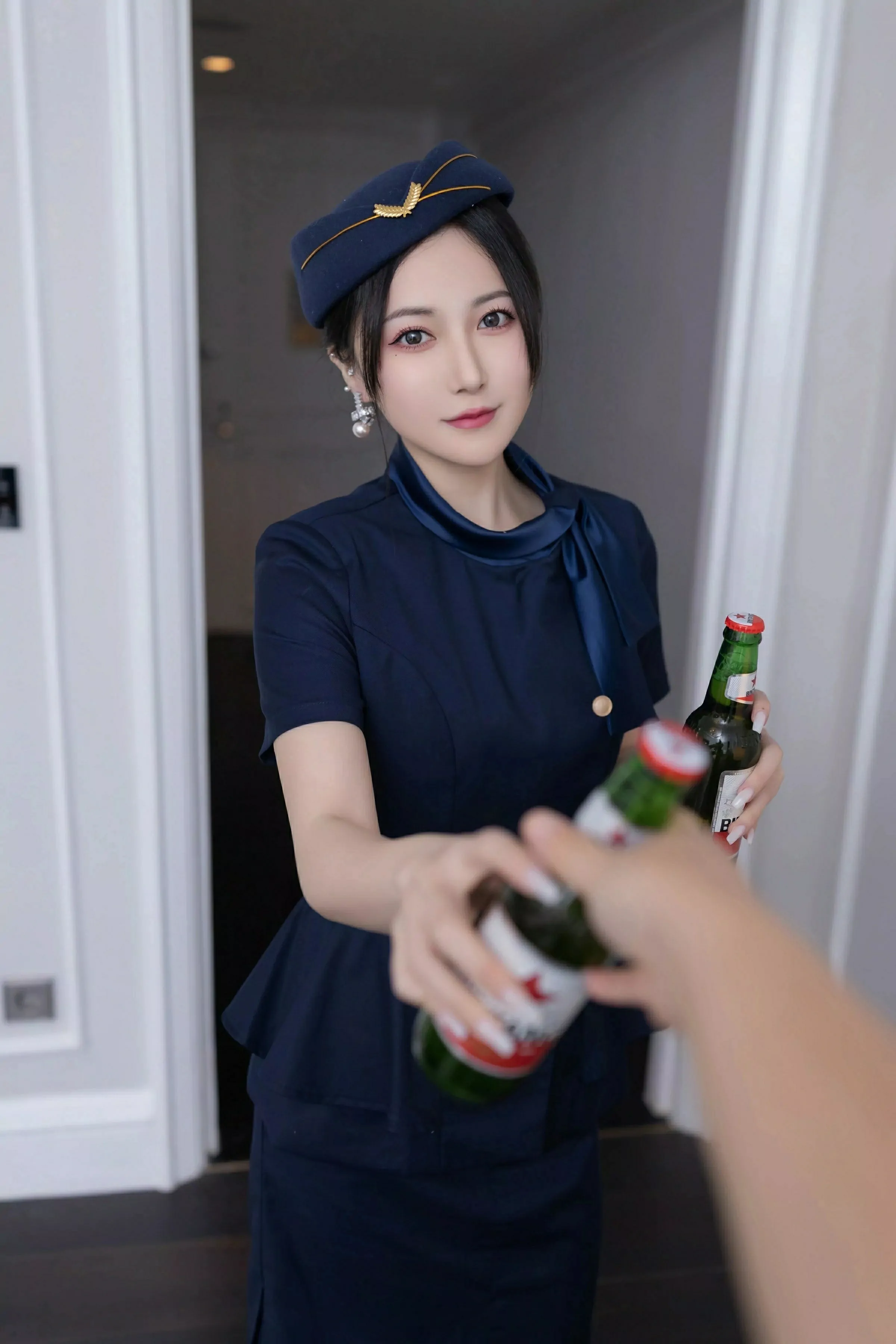 秀人集.com_[XiuRen秀人网]No.10142_模特鱼子酱Fish性感空姐制服露白色内衣配灰丝袜秀美腿诱惑写真80P