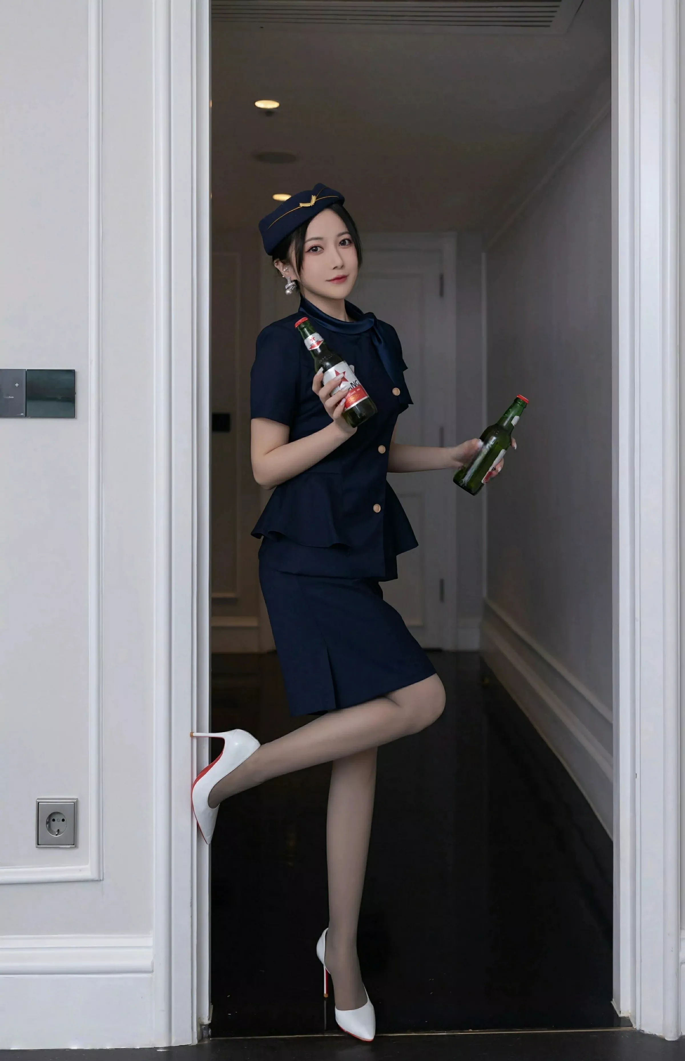 秀人集.com_[XiuRen秀人网]No.10142_模特鱼子酱Fish性感空姐制服露白色内衣配灰丝袜秀美腿诱惑写真80P