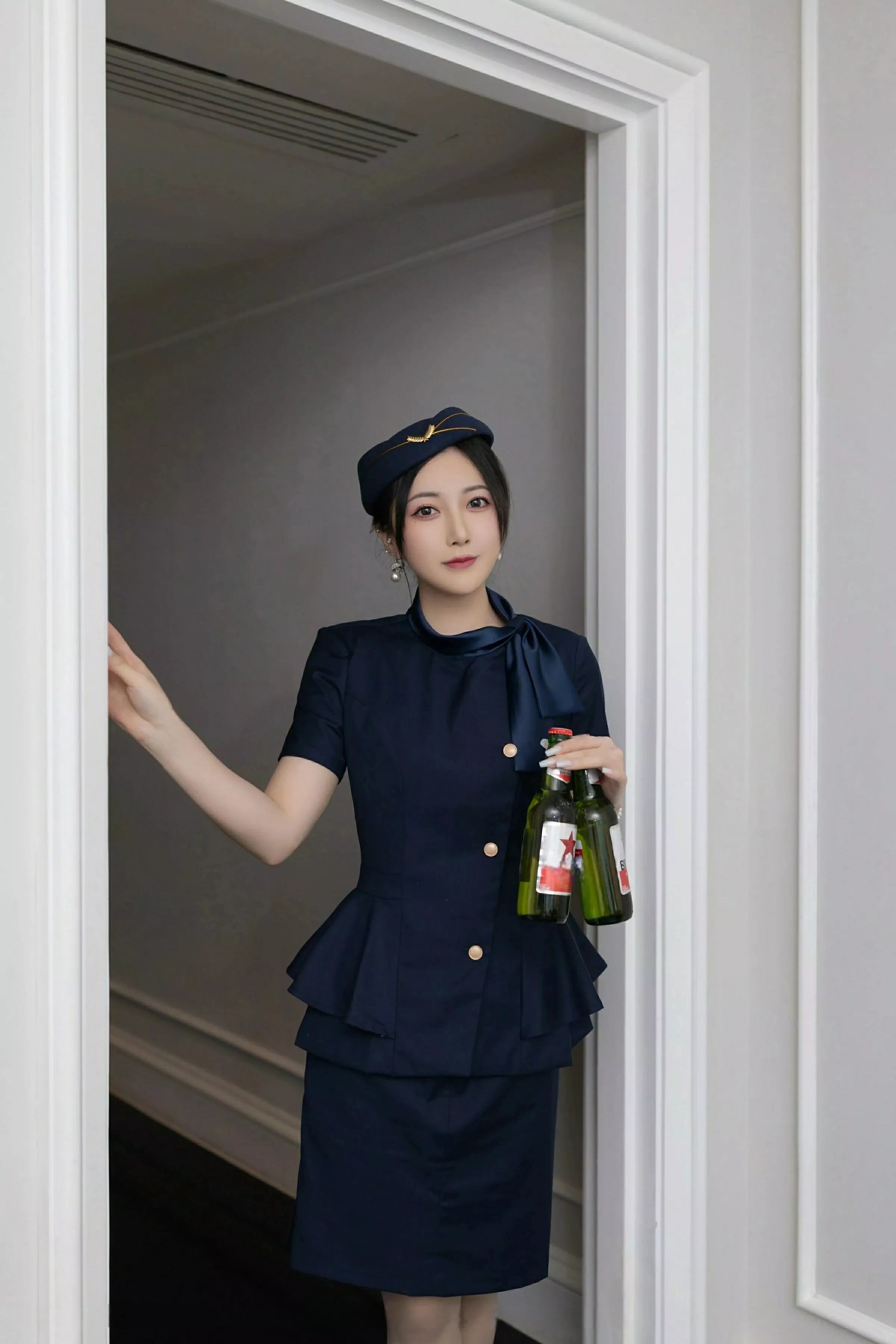 秀人集.com_[XiuRen秀人网]No.10142_模特鱼子酱Fish性感空姐制服露白色内衣配灰丝袜秀美腿诱惑写真80P