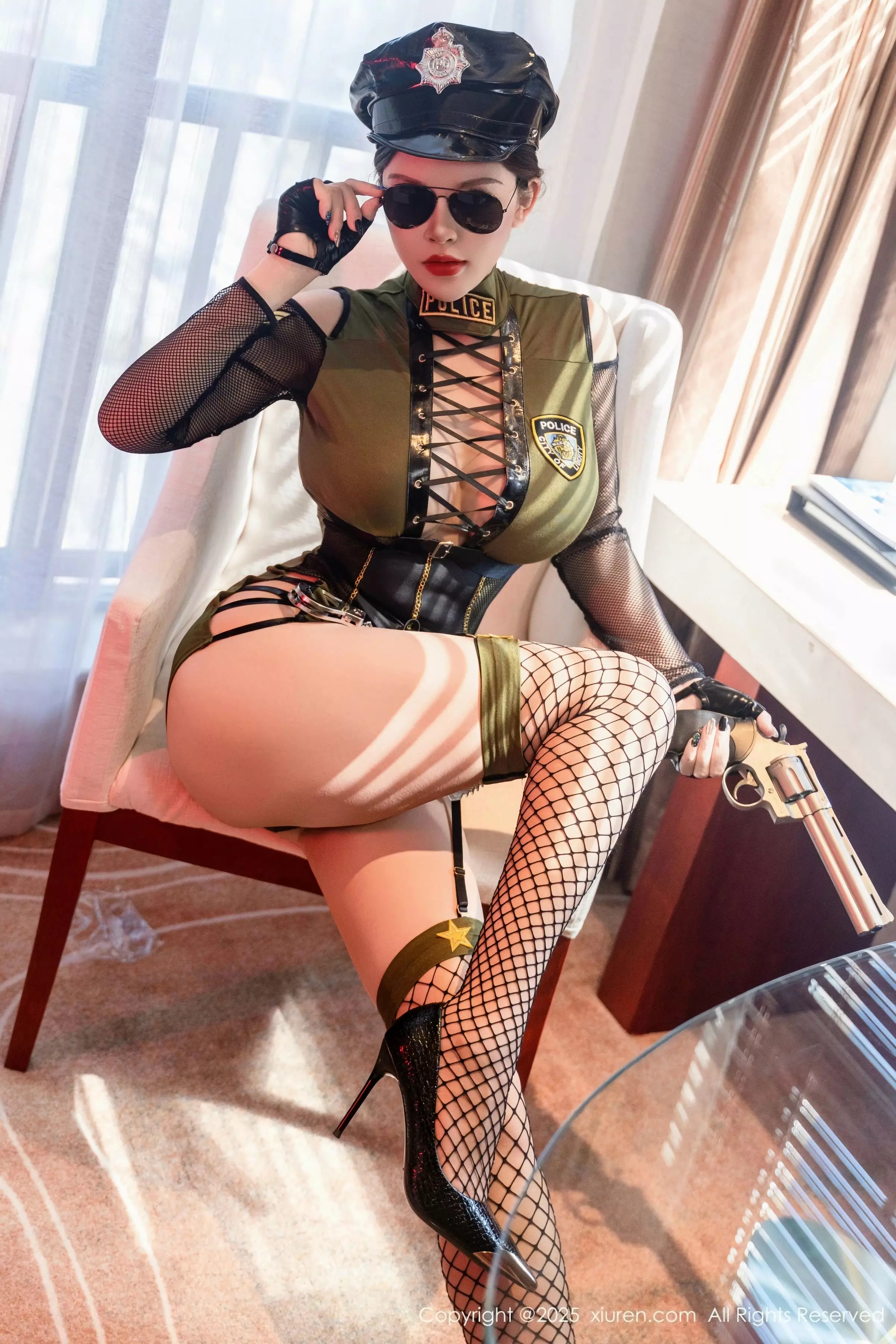 秀人集.com_[XiuRen秀人网]No.10064_大美妞伊丽莎有点白性感橄榄绿服饰配黑丝网袜秀美腿诱惑写真98P
