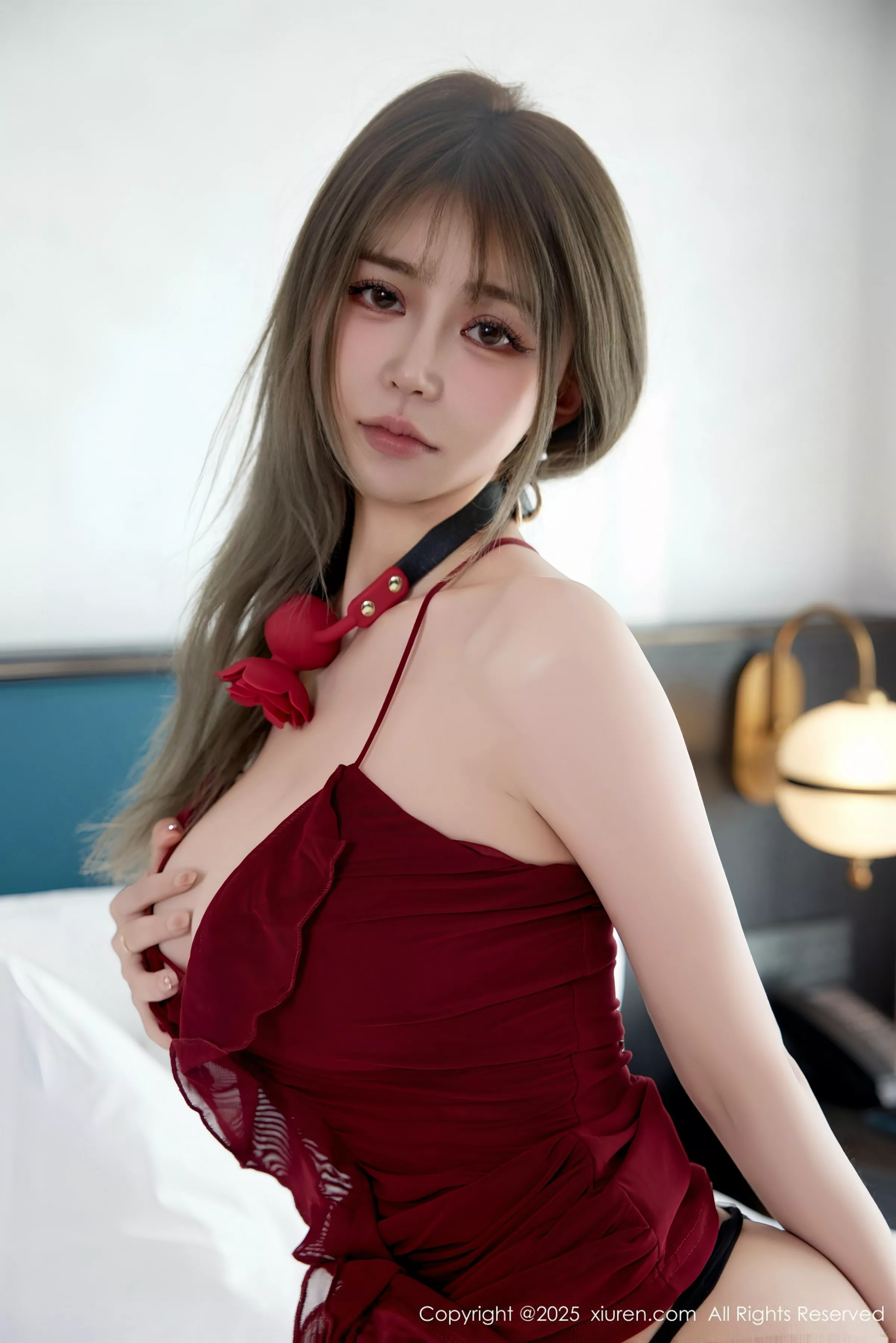 秀人集.com_[XiuRen秀人网]No.10466_模特Zoe柚柚性感红色连衣短裙配黑丝袜秀凹凸身材撩人诱惑写真70P