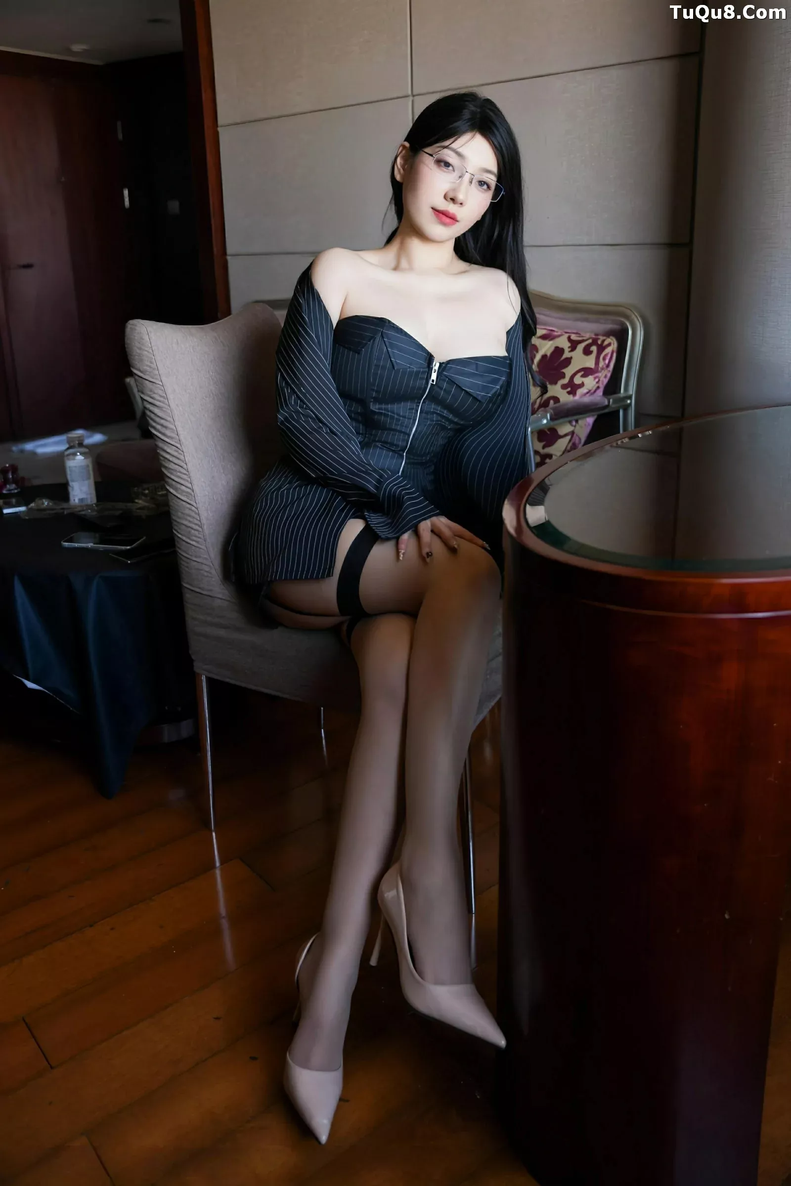 秀人集.com_[XiuRen秀人网]No.10487_新人模特美悠性感黑色OL服饰配黑丝吊袜秀丰腴身材诱惑写真74P