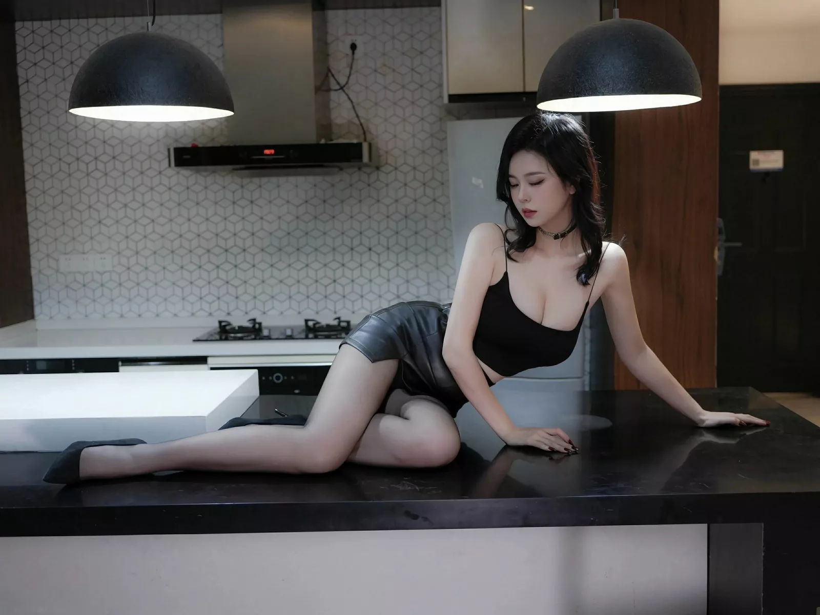秀人集.com_[XiuRen秀人网]No.10523_模特玫瑰我爱你性感黑色吊带衣配黑皮短裙秀凹凸身材诱惑写真78P
