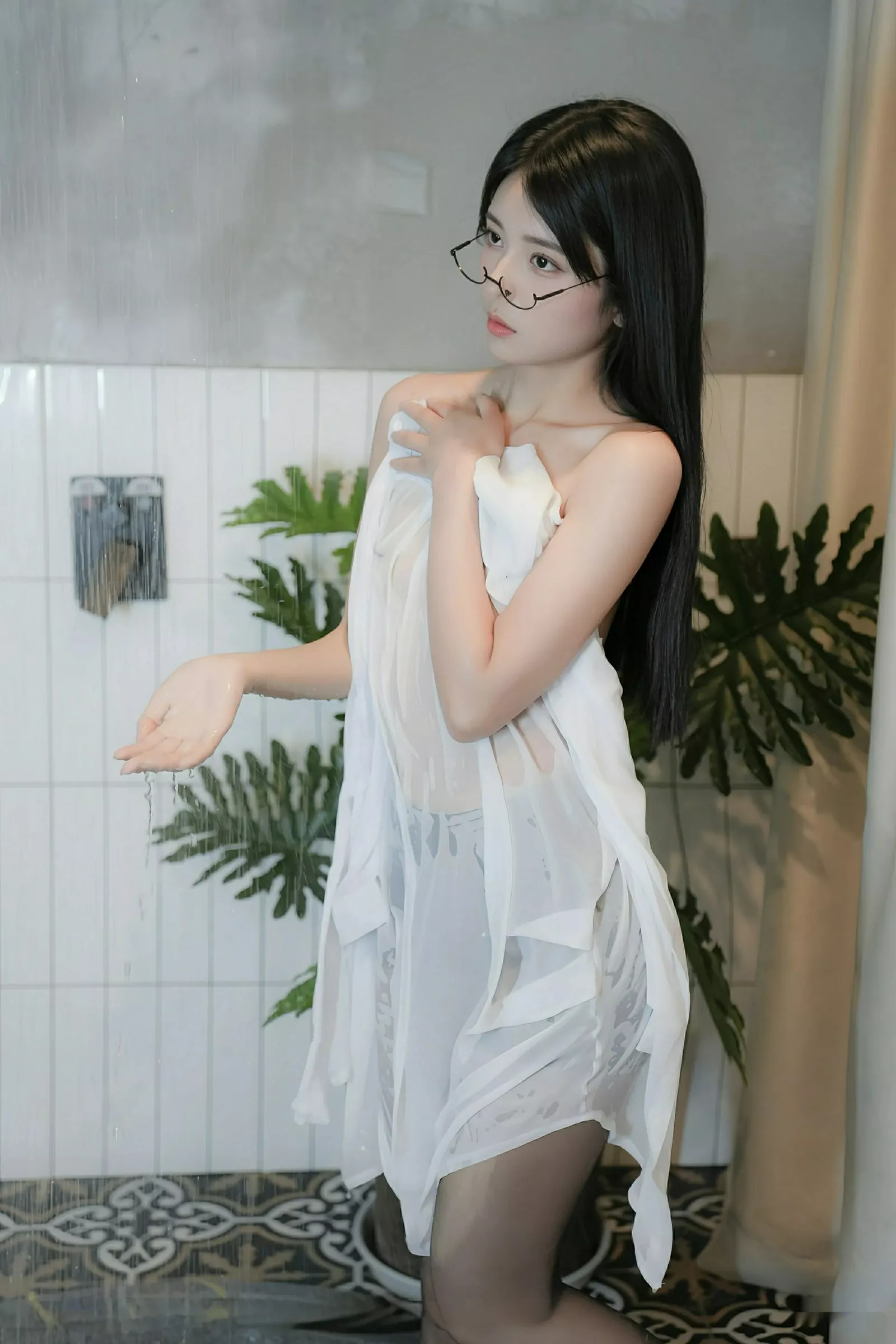 秀人集.com_[XiuRen秀人网]No.10601_模特美少女@性感白色衬衫配超薄无内黑丝秀柔美身姿诱惑写真51P