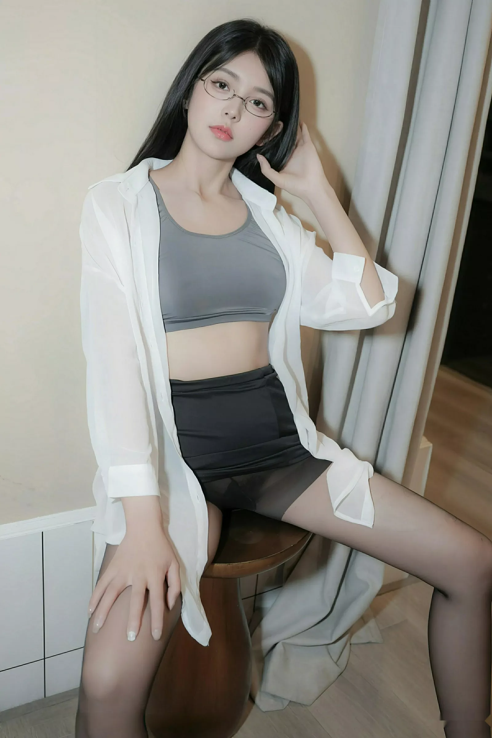 秀人集.com_[XiuRen秀人网]No.10601_模特美少女@性感白色衬衫配超薄无内黑丝秀柔美身姿诱惑写真51P