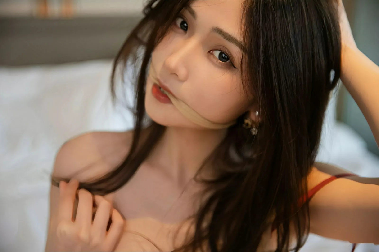 秀人集.com_[XiuRen秀人网]No.10605_模特刘婷婷性感浅色旗袍露红色内衣配开档肉丝秀美腿诱惑写真72P