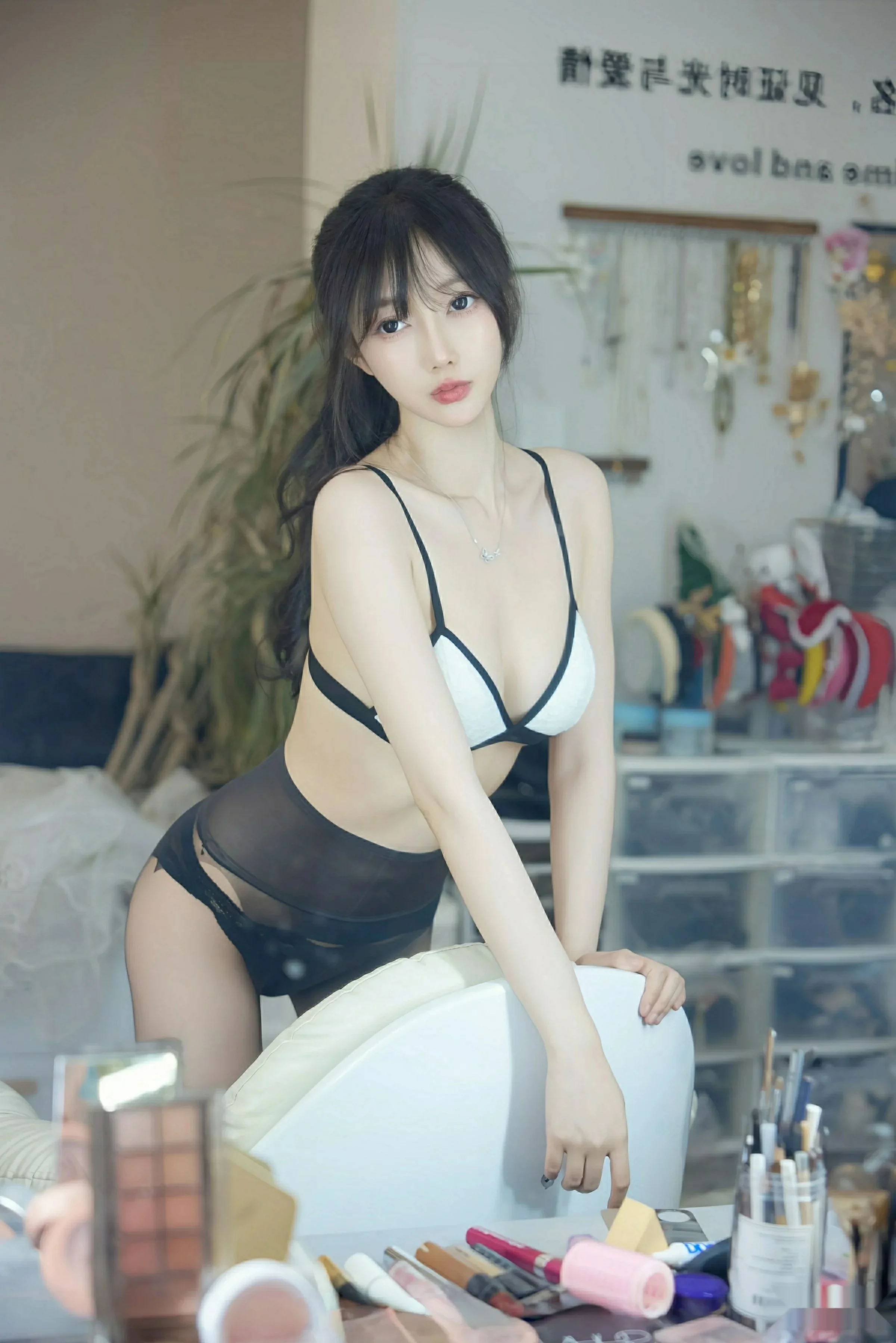 秀人集.com_[XiuRen秀人网]No.10636_模特玥儿玥er性感白色衬衫配黑色短裙露超薄黑丝秀美腿诱惑写真58P
