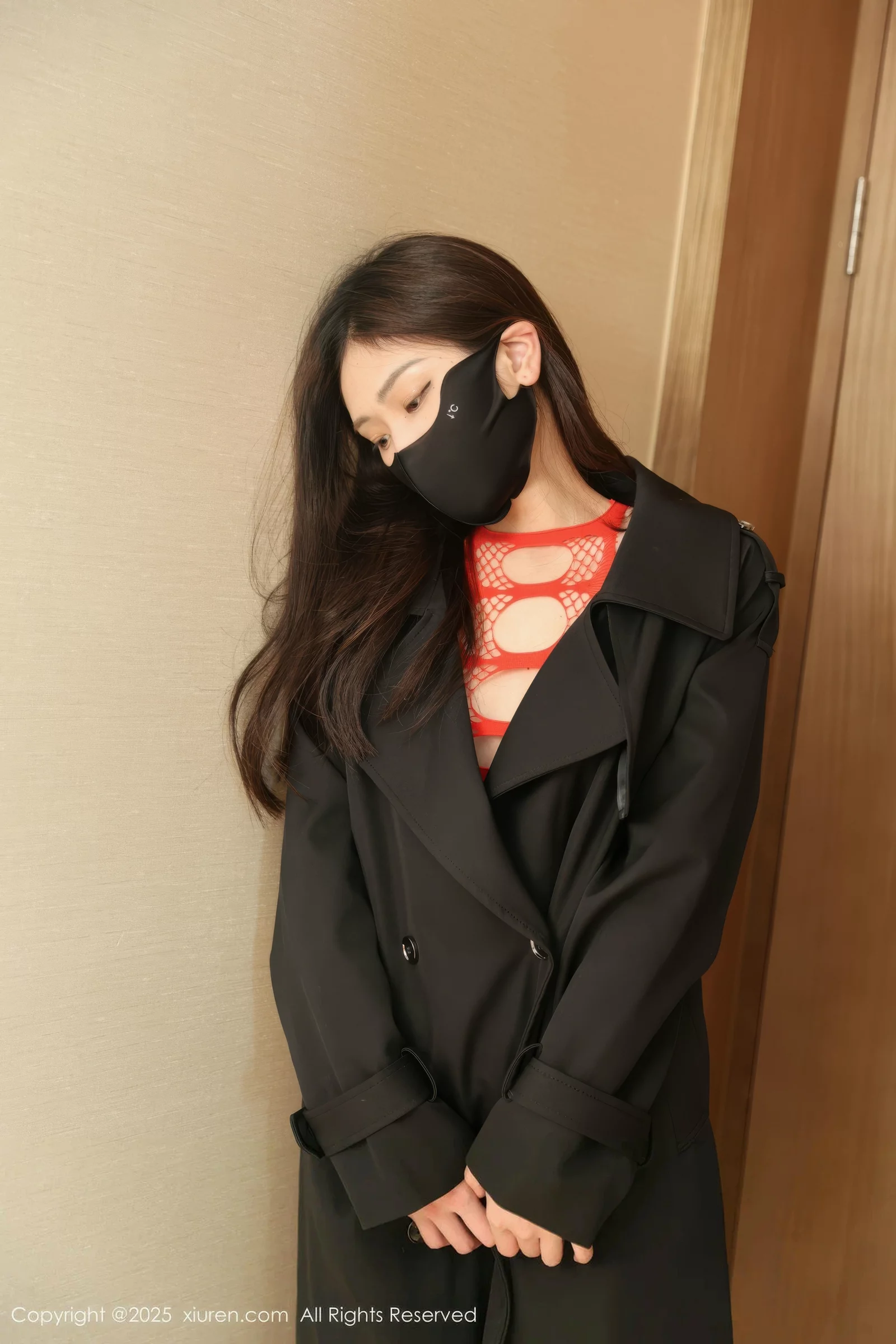 秀人集.com_[XiuRen秀人网]No.10652_模特刘婷婷性感黑色风衣露红色情趣内衣秀惹火身材撩人诱惑写真58P